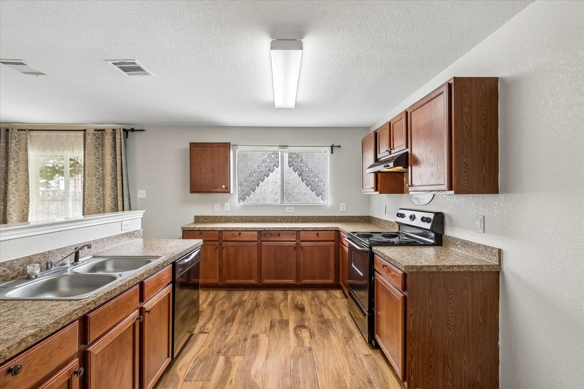 Single Family Residence For Rent in Tarrant County , 5720 Mountain Stream Trail, Fort Worth, Texas 76244, 3 Bedroom, 2 Bathroom, 2 Garage spaces, 1,938 Sqft, built in 2007, mls#21332489, Real Estate Agent in Fort Worth, Homes For Rent in Tarrant county, Homes For Rent in Fort Worth, Realtor in Fort Worth Texas, Real Estate Brokerage Independent Realty Texas, Luminita Cordes Realtor