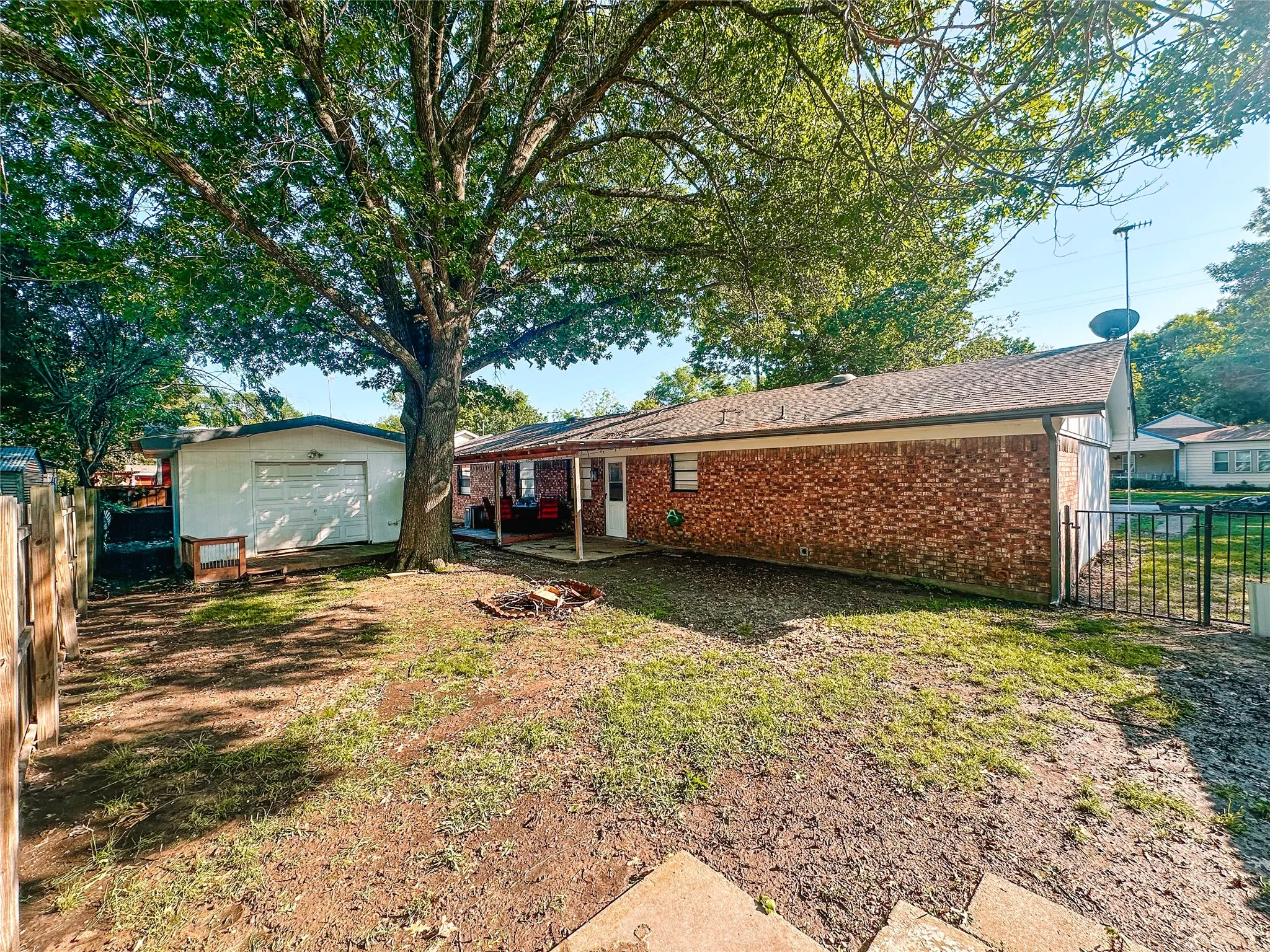 Single Family Residence For Sale in Kaufman County , 116 Gantt Street, Terrell, Texas 75160, 3 Bedroom, 2 Bathroom, 1 Garage spaces, 1,266 Sqft, built in 1972, mls#21331282, Real Estate Agent in Terrell, Homes For Sale in Kaufman county, Homes For Sale in Terrell, Realtor in Terrell Texas, Real Estate Brokerage Independent Realty Texas, Luminita Cordes Realtor