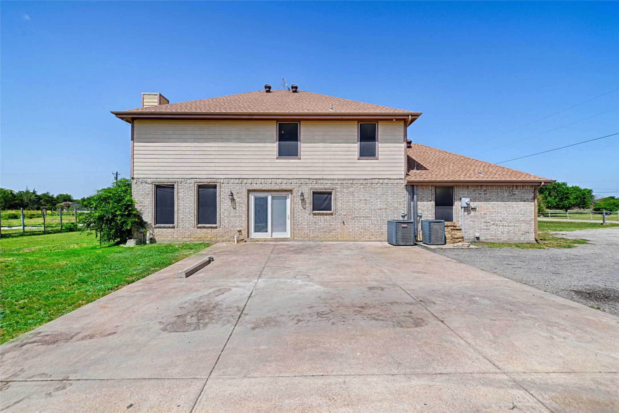 Single Family Residence For Sale in Johnson County , 8700 Sallys Way, Alvarado, Texas 76009, 5 Bedroom, 4 Bathroom, Garage spaces, 3,532 Sqft, built in 2010, mls#21331508, Real Estate Agent in Alvarado, Homes For Sale in Johnson county, Homes For Sale in Alvarado, Realtor in Alvarado Texas, Real Estate Brokerage Independent Realty Texas, Luminita Cordes Realtor