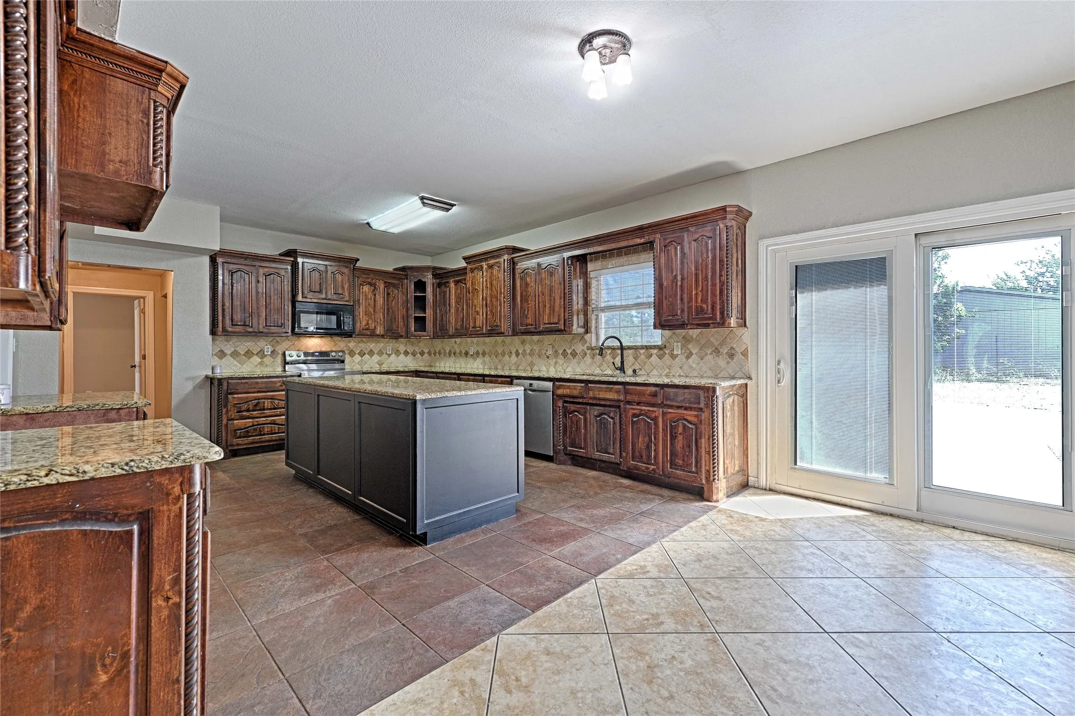 Single Family Residence For Sale in Johnson County , 8700 Sallys Way, Alvarado, Texas 76009, 5 Bedroom, 4 Bathroom, Garage spaces, 3,532 Sqft, built in 2010, mls#21331508, Real Estate Agent in Alvarado, Homes For Sale in Johnson county, Homes For Sale in Alvarado, Realtor in Alvarado Texas, Real Estate Brokerage Independent Realty Texas, Luminita Cordes Realtor