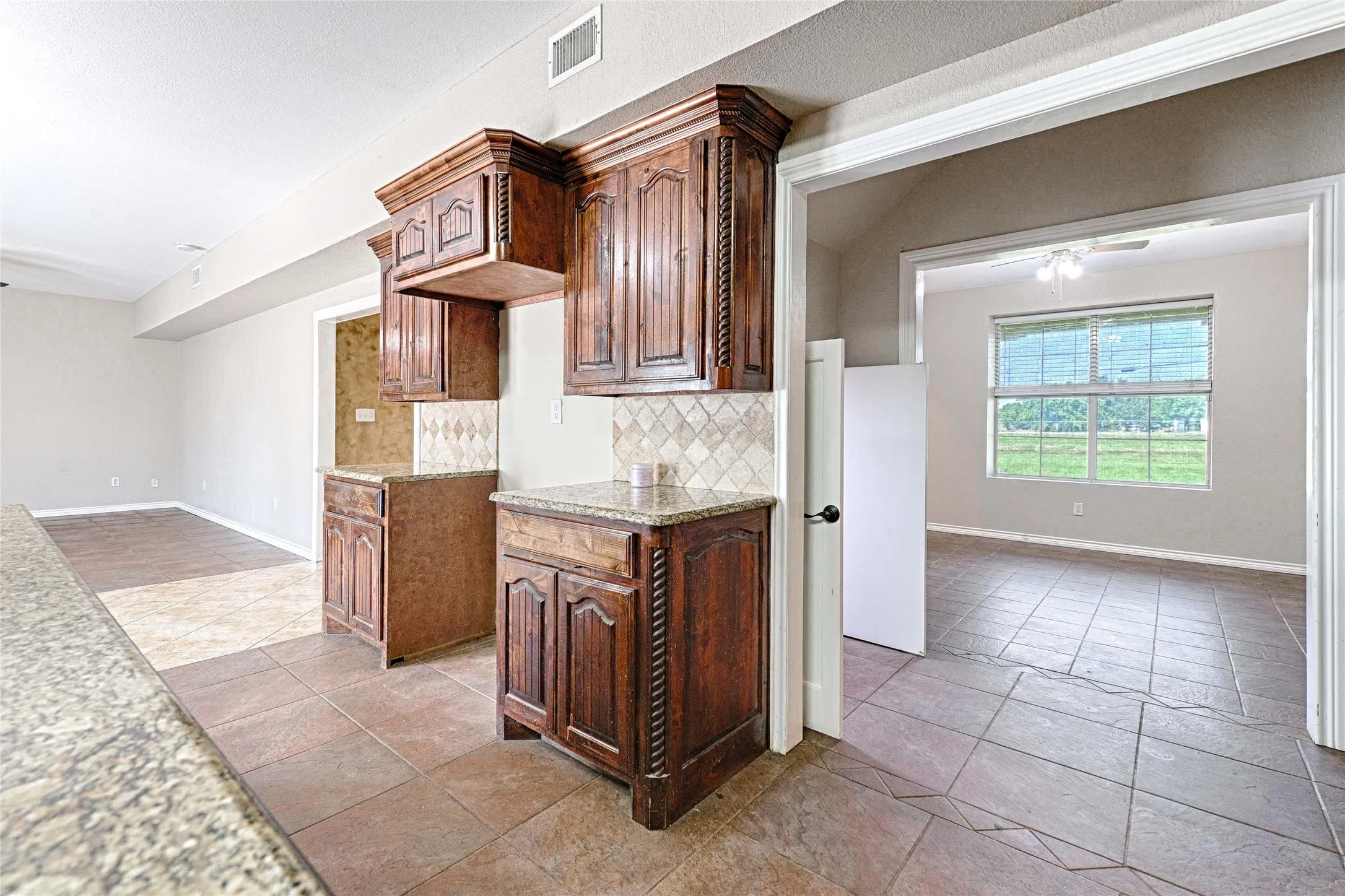 Single Family Residence For Sale in Johnson County , 8700 Sallys Way, Alvarado, Texas 76009, 5 Bedroom, 4 Bathroom, Garage spaces, 3,532 Sqft, built in 2010, mls#21331508, Real Estate Agent in Alvarado, Homes For Sale in Johnson county, Homes For Sale in Alvarado, Realtor in Alvarado Texas, Real Estate Brokerage Independent Realty Texas, Luminita Cordes Realtor