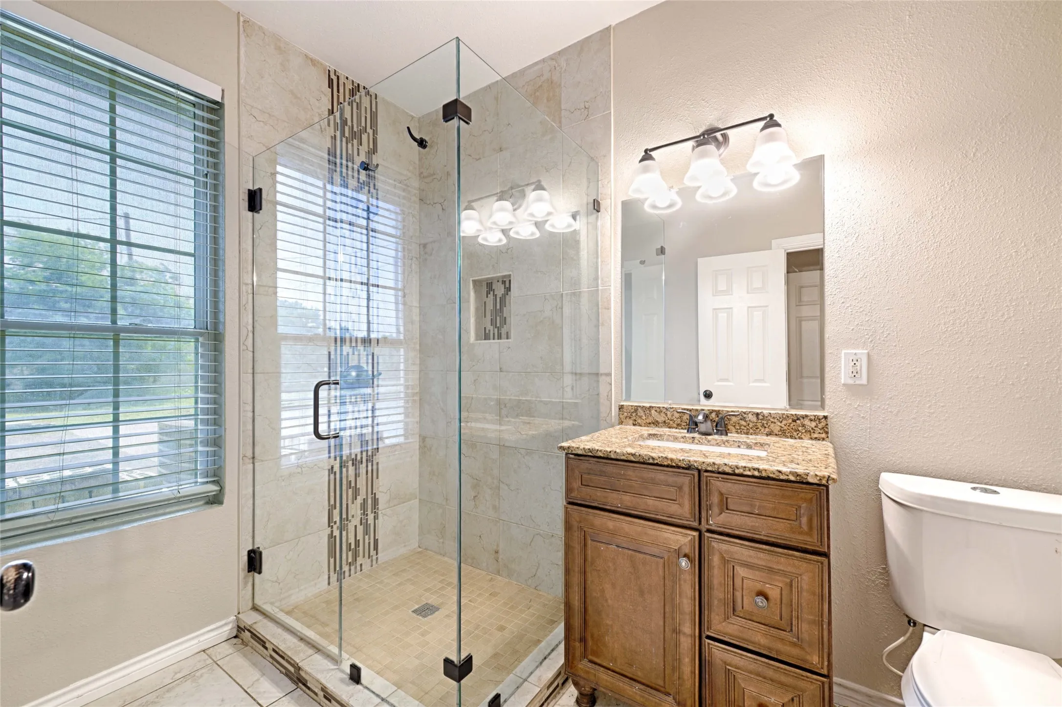 Single Family Residence For Sale in Johnson County , 8700 Sallys Way, Alvarado, Texas 76009, 5 Bedroom, 4 Bathroom, Garage spaces, 3,532 Sqft, built in 2010, mls#21331508, Real Estate Agent in Alvarado, Homes For Sale in Johnson county, Homes For Sale in Alvarado, Realtor in Alvarado Texas, Real Estate Brokerage Independent Realty Texas, Luminita Cordes Realtor
