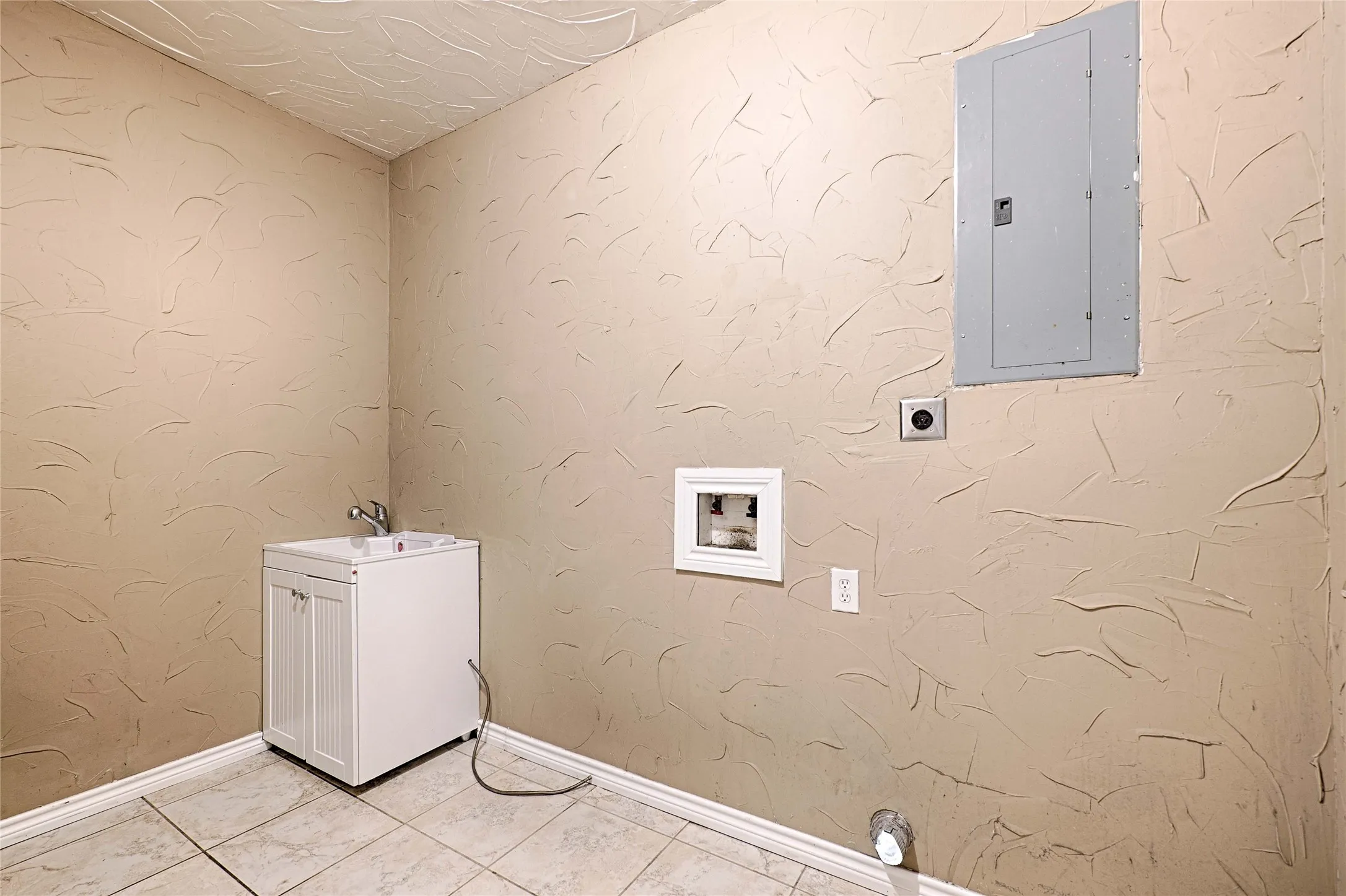 Single Family Residence For Sale in Johnson County , 8700 Sallys Way, Alvarado, Texas 76009, 5 Bedroom, 4 Bathroom, Garage spaces, 3,532 Sqft, built in 2010, mls#21331508, Real Estate Agent in Alvarado, Homes For Sale in Johnson county, Homes For Sale in Alvarado, Realtor in Alvarado Texas, Real Estate Brokerage Independent Realty Texas, Luminita Cordes Realtor