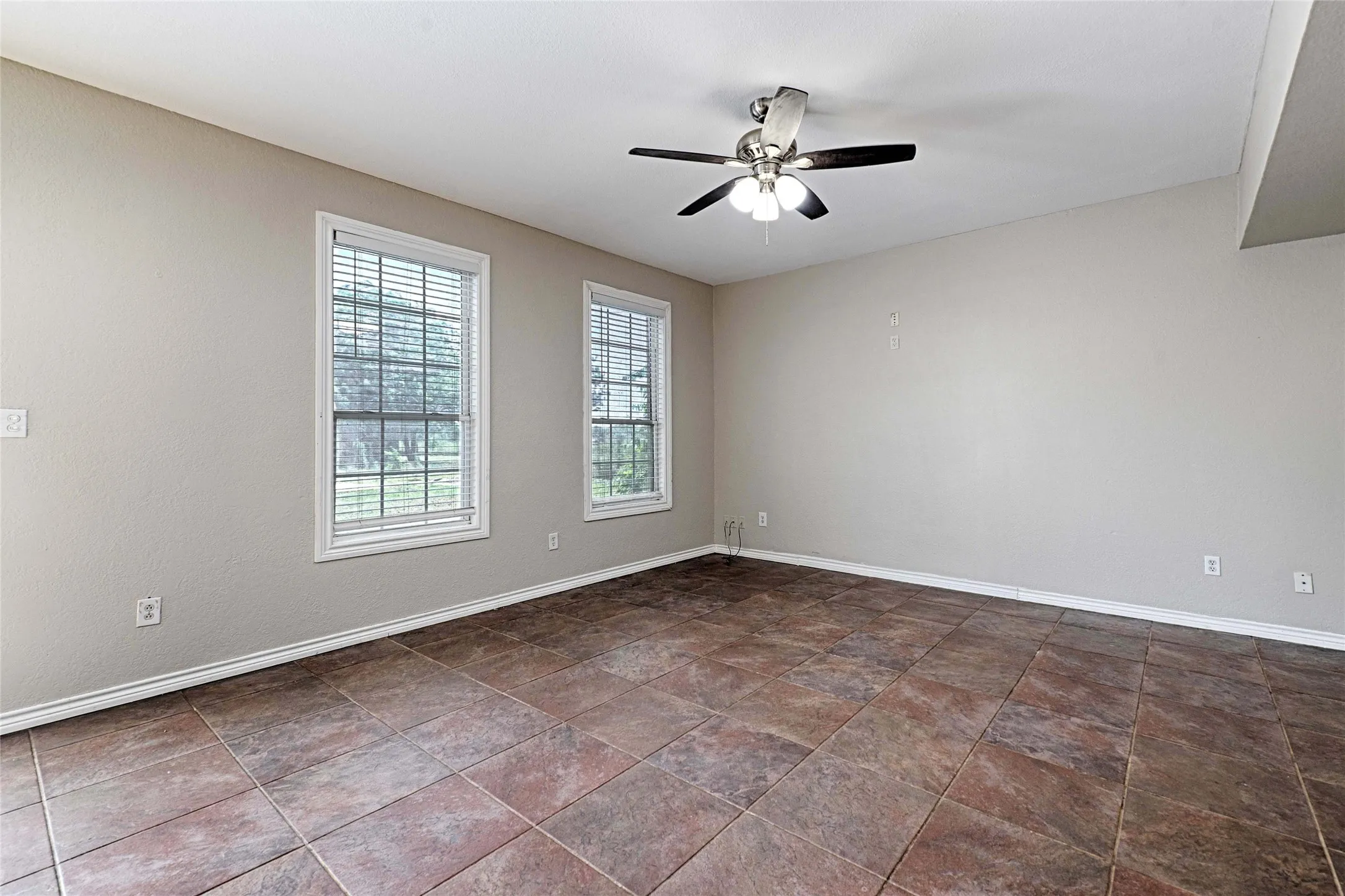 Single Family Residence For Sale in Johnson County , 8700 Sallys Way, Alvarado, Texas 76009, 5 Bedroom, 4 Bathroom, Garage spaces, 3,532 Sqft, built in 2010, mls#21331508, Real Estate Agent in Alvarado, Homes For Sale in Johnson county, Homes For Sale in Alvarado, Realtor in Alvarado Texas, Real Estate Brokerage Independent Realty Texas, Luminita Cordes Realtor
