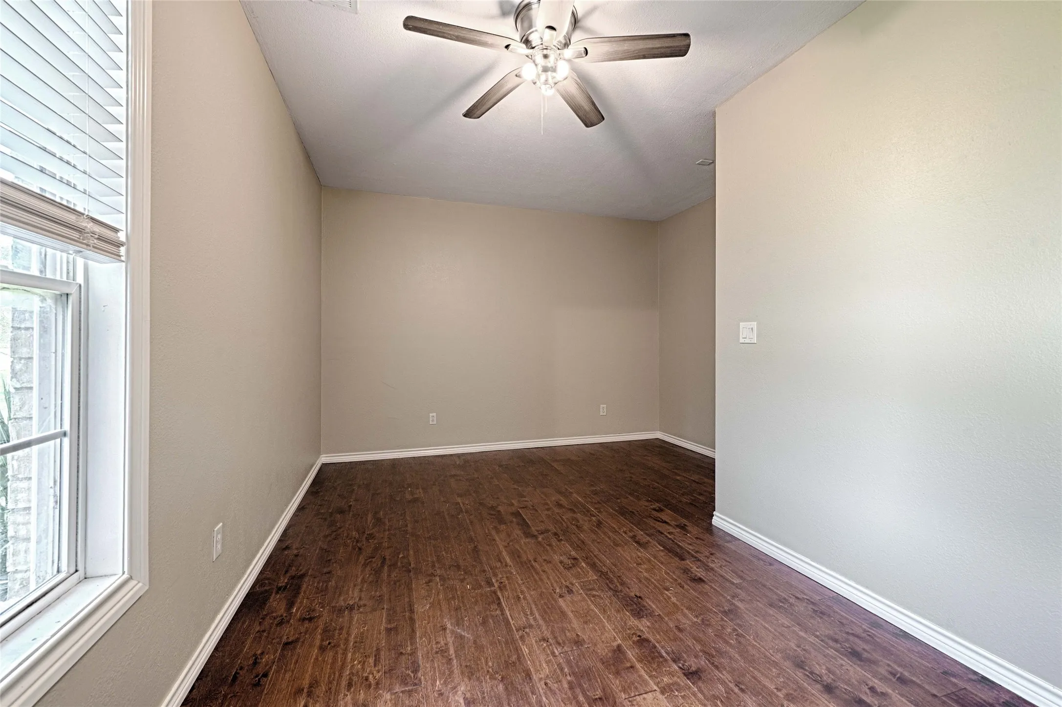 Single Family Residence For Sale in Johnson County , 8700 Sallys Way, Alvarado, Texas 76009, 5 Bedroom, 4 Bathroom, Garage spaces, 3,532 Sqft, built in 2010, mls#21331508, Real Estate Agent in Alvarado, Homes For Sale in Johnson county, Homes For Sale in Alvarado, Realtor in Alvarado Texas, Real Estate Brokerage Independent Realty Texas, Luminita Cordes Realtor