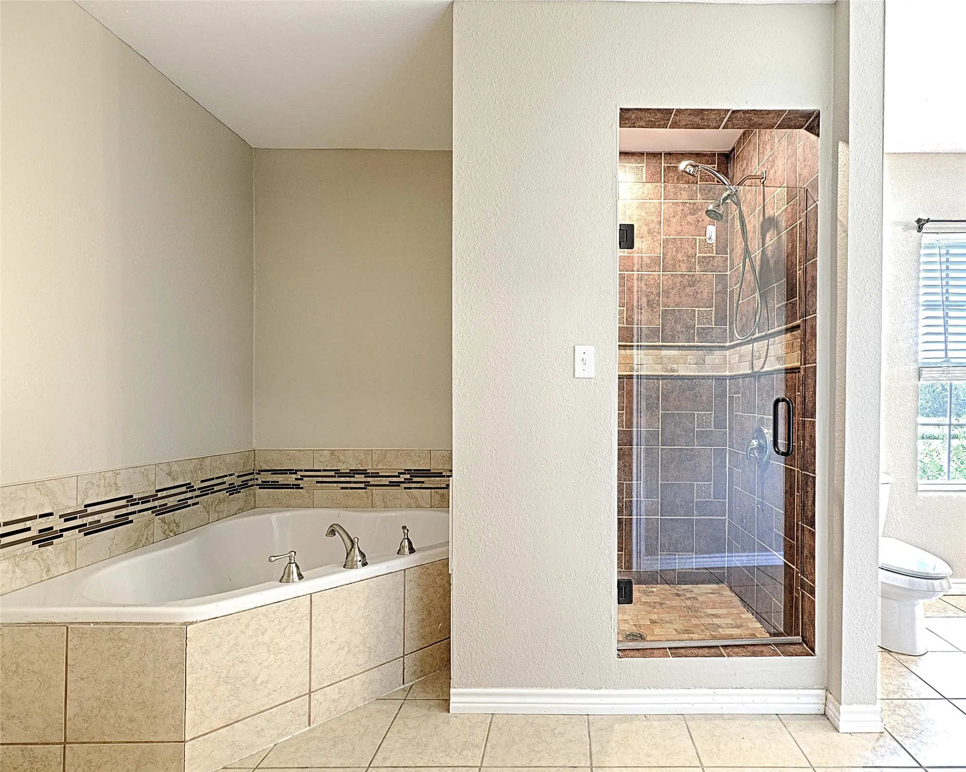 Single Family Residence For Sale in Johnson County , 8700 Sallys Way, Alvarado, Texas 76009, 5 Bedroom, 4 Bathroom, Garage spaces, 3,532 Sqft, built in 2010, mls#21331508, Real Estate Agent in Alvarado, Homes For Sale in Johnson county, Homes For Sale in Alvarado, Realtor in Alvarado Texas, Real Estate Brokerage Independent Realty Texas, Luminita Cordes Realtor