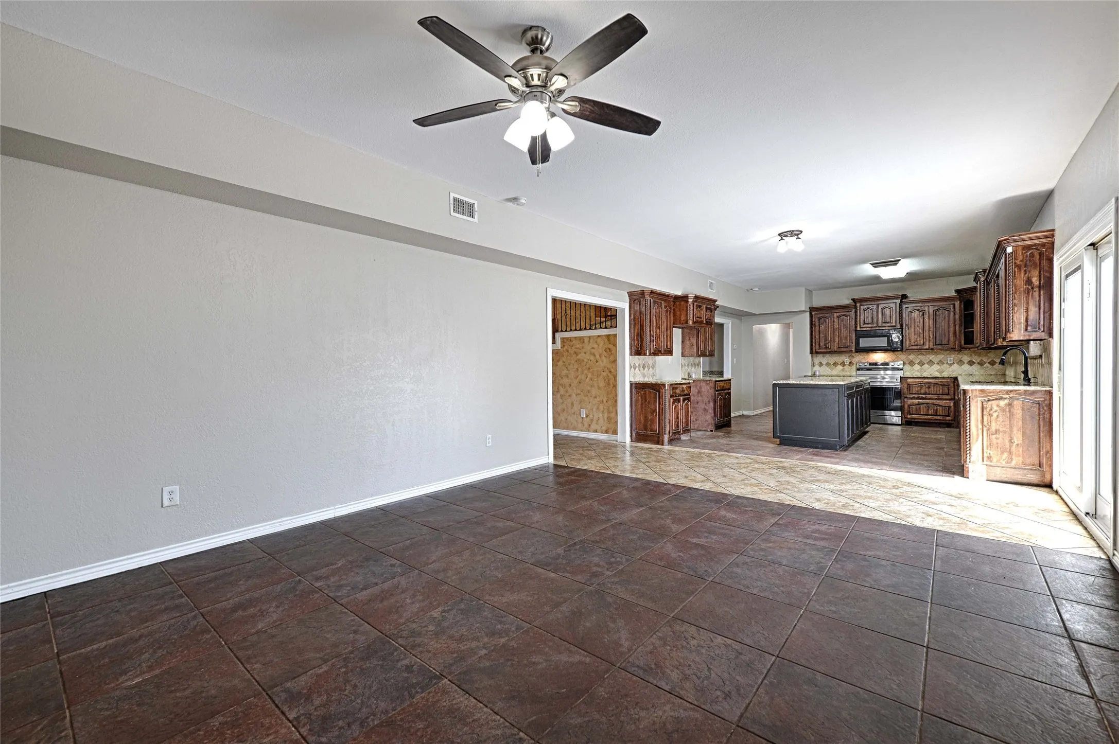 Single Family Residence For Sale in Johnson County , 8700 Sallys Way, Alvarado, Texas 76009, 5 Bedroom, 4 Bathroom, Garage spaces, 3,532 Sqft, built in 2010, mls#21331508, Real Estate Agent in Alvarado, Homes For Sale in Johnson county, Homes For Sale in Alvarado, Realtor in Alvarado Texas, Real Estate Brokerage Independent Realty Texas, Luminita Cordes Realtor