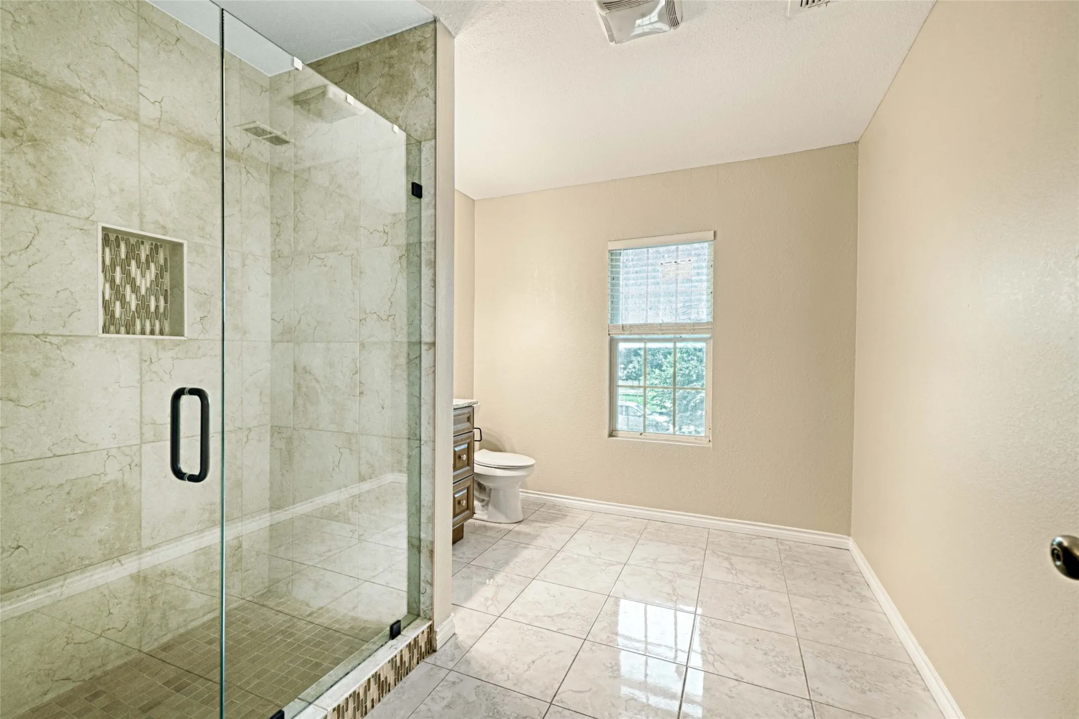 Single Family Residence For Sale in Johnson County , 8700 Sallys Way, Alvarado, Texas 76009, 5 Bedroom, 4 Bathroom, Garage spaces, 3,532 Sqft, built in 2010, mls#21331508, Real Estate Agent in Alvarado, Homes For Sale in Johnson county, Homes For Sale in Alvarado, Realtor in Alvarado Texas, Real Estate Brokerage Independent Realty Texas, Luminita Cordes Realtor