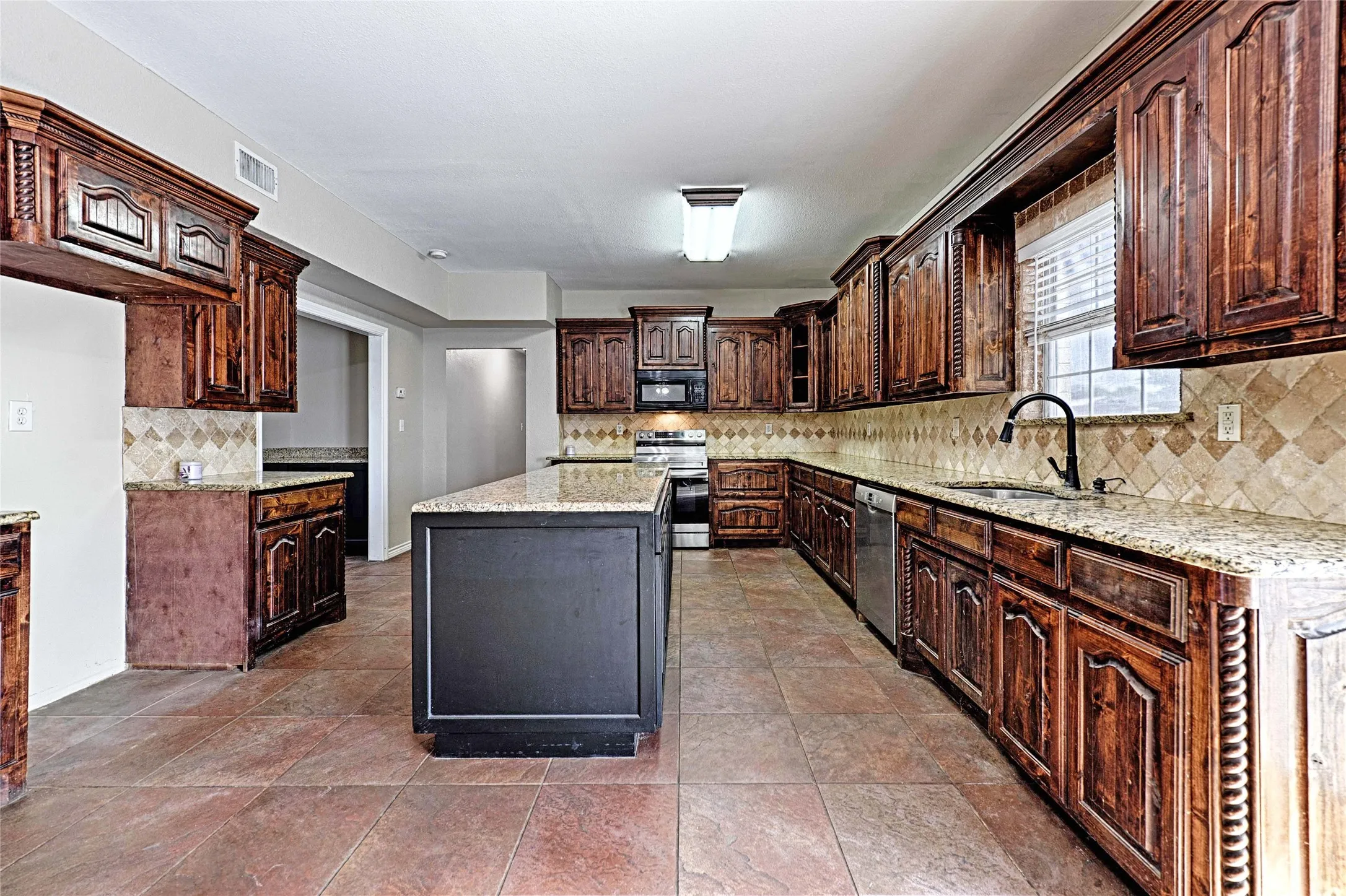 Single Family Residence For Sale in Johnson County , 8700 Sallys Way, Alvarado, Texas 76009, 5 Bedroom, 4 Bathroom, Garage spaces, 3,532 Sqft, built in 2010, mls#21331508, Real Estate Agent in Alvarado, Homes For Sale in Johnson county, Homes For Sale in Alvarado, Realtor in Alvarado Texas, Real Estate Brokerage Independent Realty Texas, Luminita Cordes Realtor