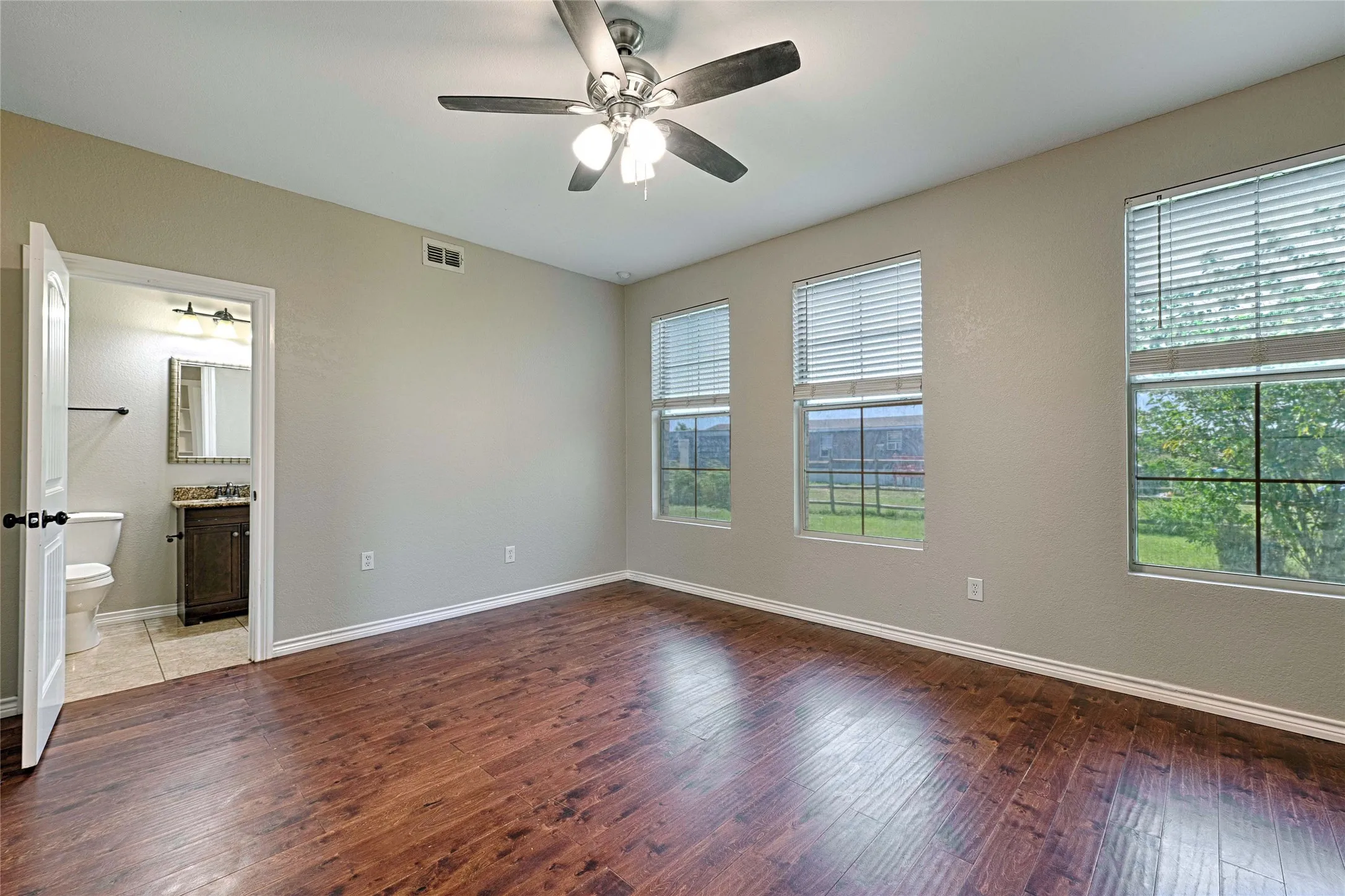 Single Family Residence For Sale in Johnson County , 8700 Sallys Way, Alvarado, Texas 76009, 5 Bedroom, 4 Bathroom, Garage spaces, 3,532 Sqft, built in 2010, mls#21331508, Real Estate Agent in Alvarado, Homes For Sale in Johnson county, Homes For Sale in Alvarado, Realtor in Alvarado Texas, Real Estate Brokerage Independent Realty Texas, Luminita Cordes Realtor