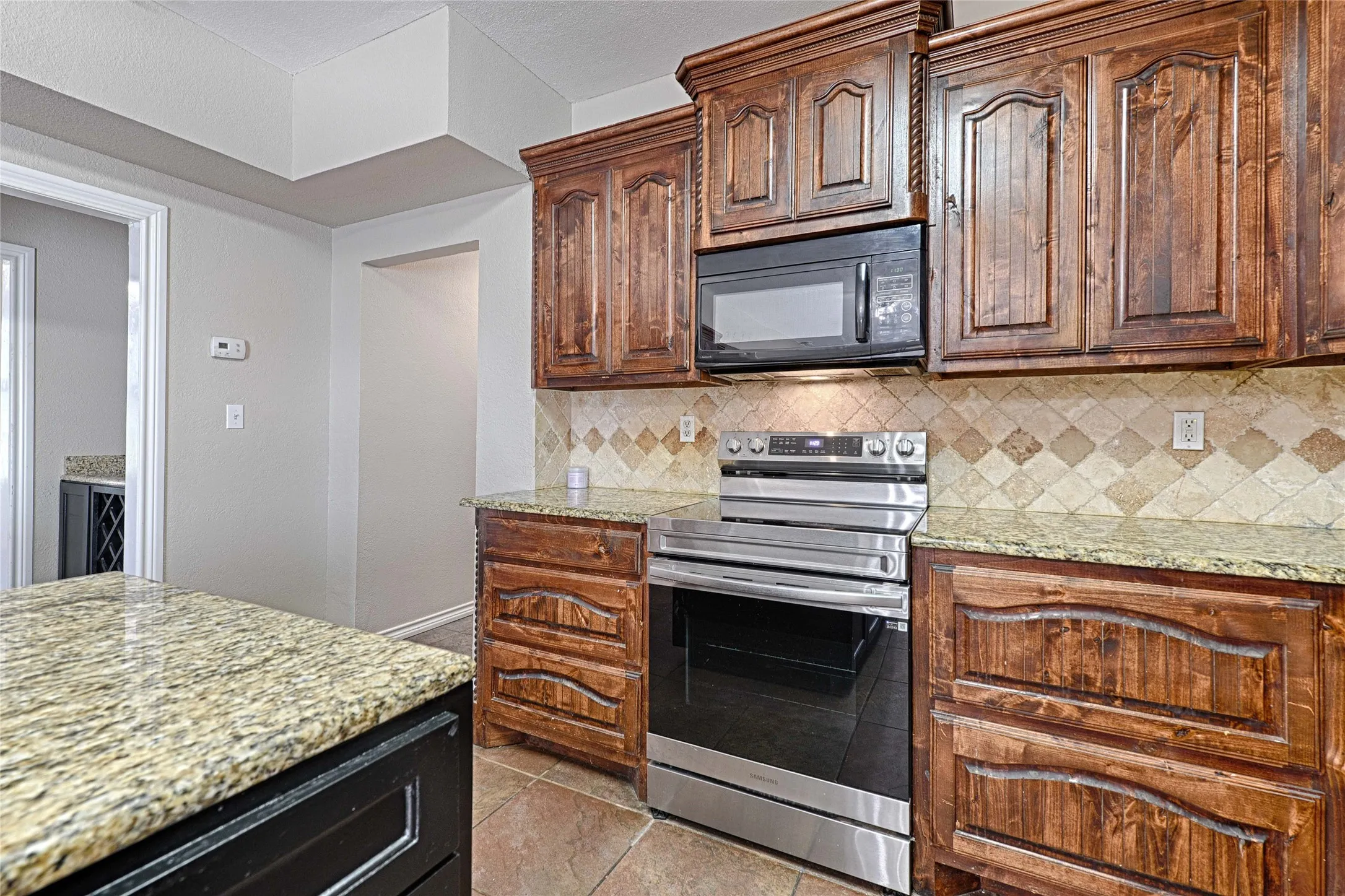 Single Family Residence For Sale in Johnson County , 8700 Sallys Way, Alvarado, Texas 76009, 5 Bedroom, 4 Bathroom, Garage spaces, 3,532 Sqft, built in 2010, mls#21331508, Real Estate Agent in Alvarado, Homes For Sale in Johnson county, Homes For Sale in Alvarado, Realtor in Alvarado Texas, Real Estate Brokerage Independent Realty Texas, Luminita Cordes Realtor