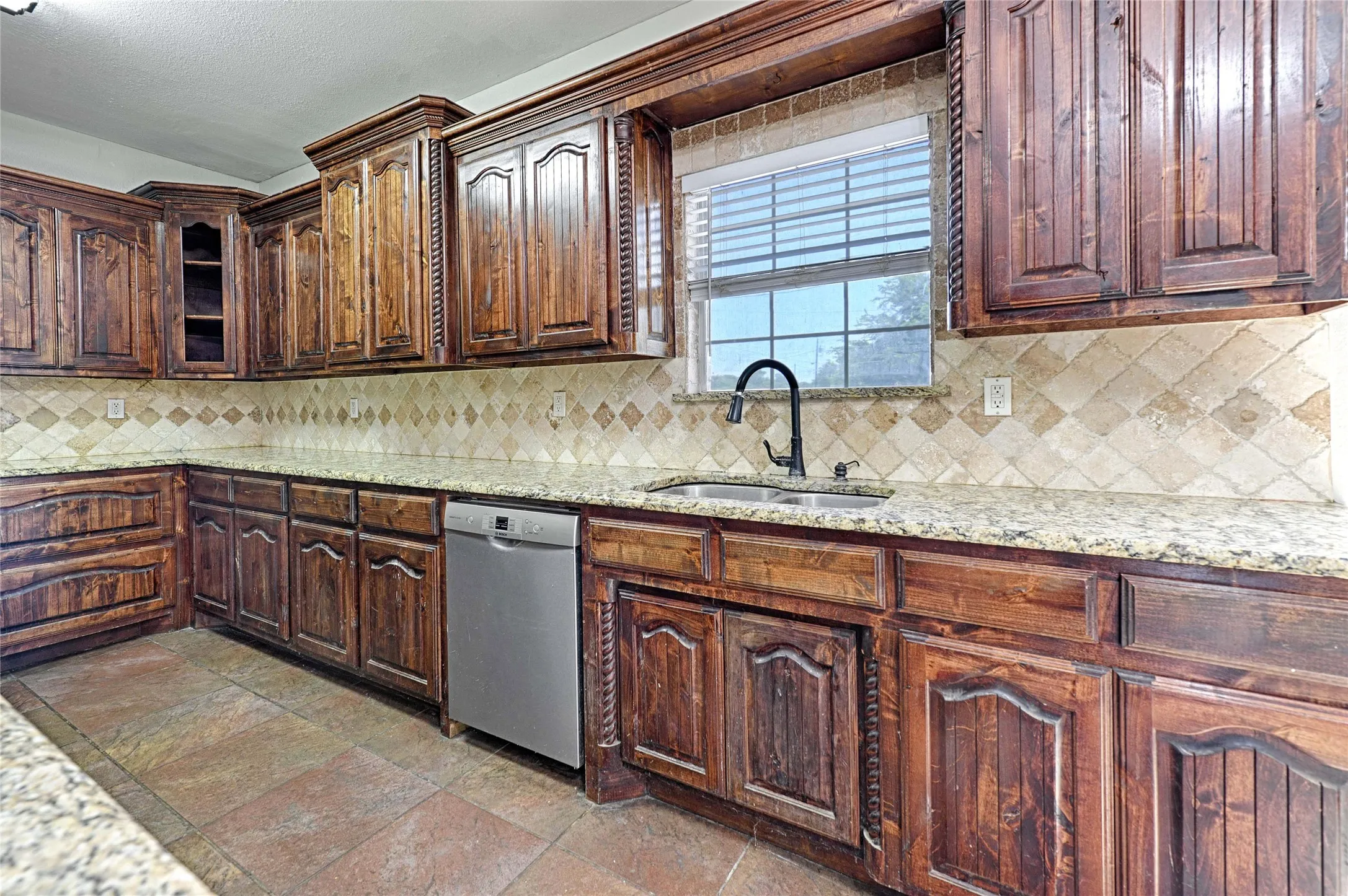 Single Family Residence For Sale in Johnson County , 8700 Sallys Way, Alvarado, Texas 76009, 5 Bedroom, 4 Bathroom, Garage spaces, 3,532 Sqft, built in 2010, mls#21331508, Real Estate Agent in Alvarado, Homes For Sale in Johnson county, Homes For Sale in Alvarado, Realtor in Alvarado Texas, Real Estate Brokerage Independent Realty Texas, Luminita Cordes Realtor
