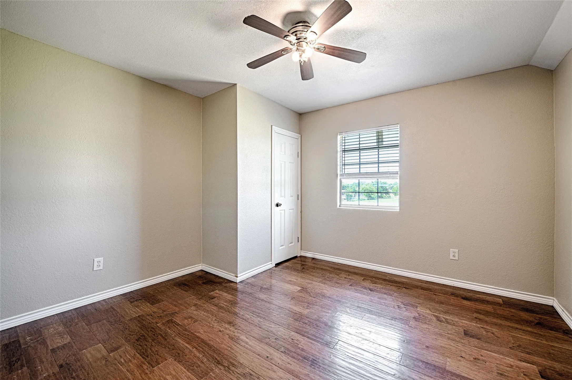 Single Family Residence For Sale in Johnson County , 8700 Sallys Way, Alvarado, Texas 76009, 5 Bedroom, 4 Bathroom, Garage spaces, 3,532 Sqft, built in 2010, mls#21331508, Real Estate Agent in Alvarado, Homes For Sale in Johnson county, Homes For Sale in Alvarado, Realtor in Alvarado Texas, Real Estate Brokerage Independent Realty Texas, Luminita Cordes Realtor