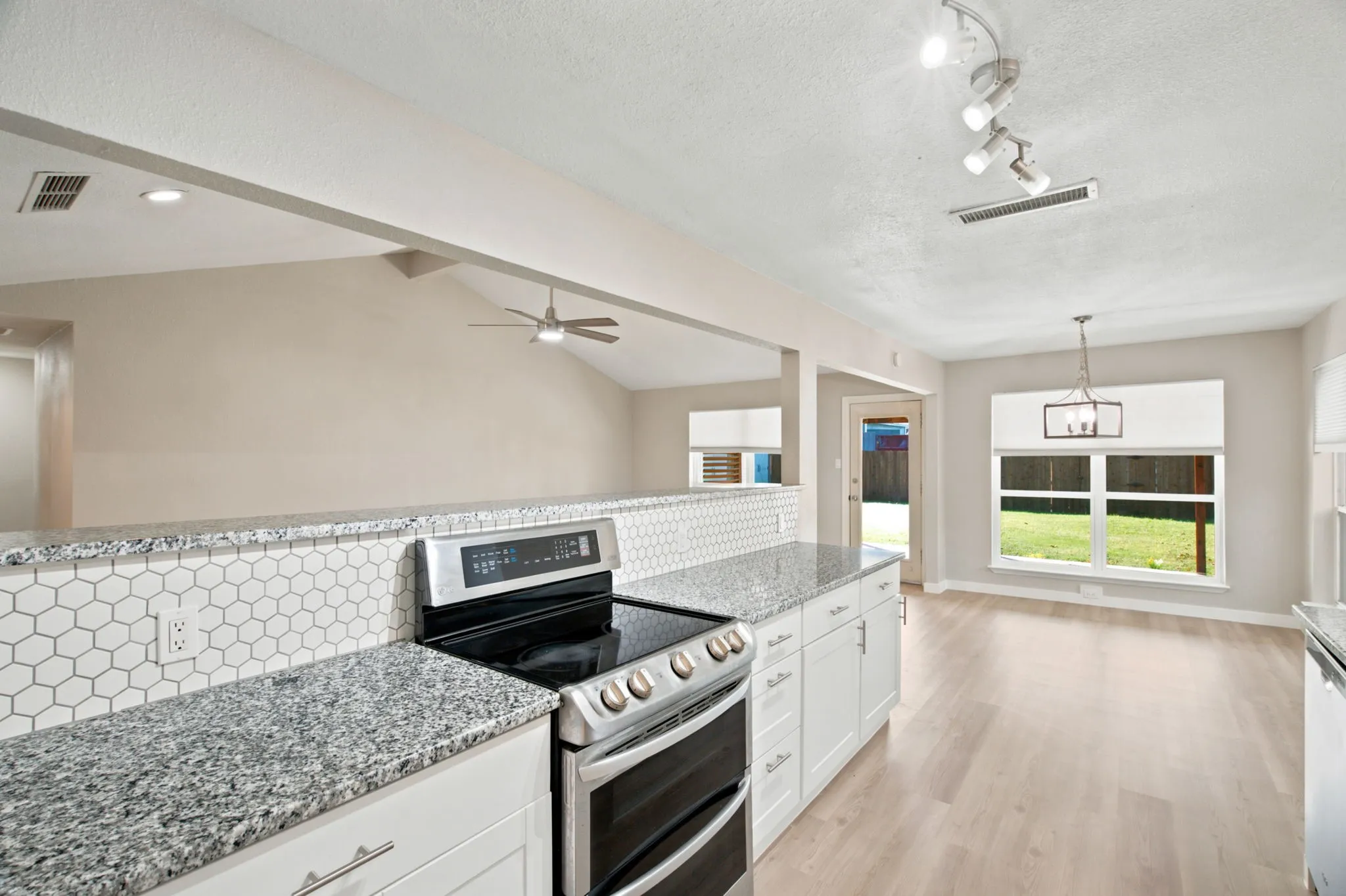 Single Family Residence For Sale in Dallas County , 1615 Roundrock Trail, Mesquite, Texas 75149, 4 Bedroom, 3 Bathroom, Garage spaces, 1,789 Sqft, built in 1978, mls#21275152, Real Estate Agent in Mesquite, Homes For Sale in Dallas county, Homes For Sale in Mesquite, Realtor in Mesquite Texas, Real Estate Brokerage Independent Realty Texas, Luminita Cordes Realtor
