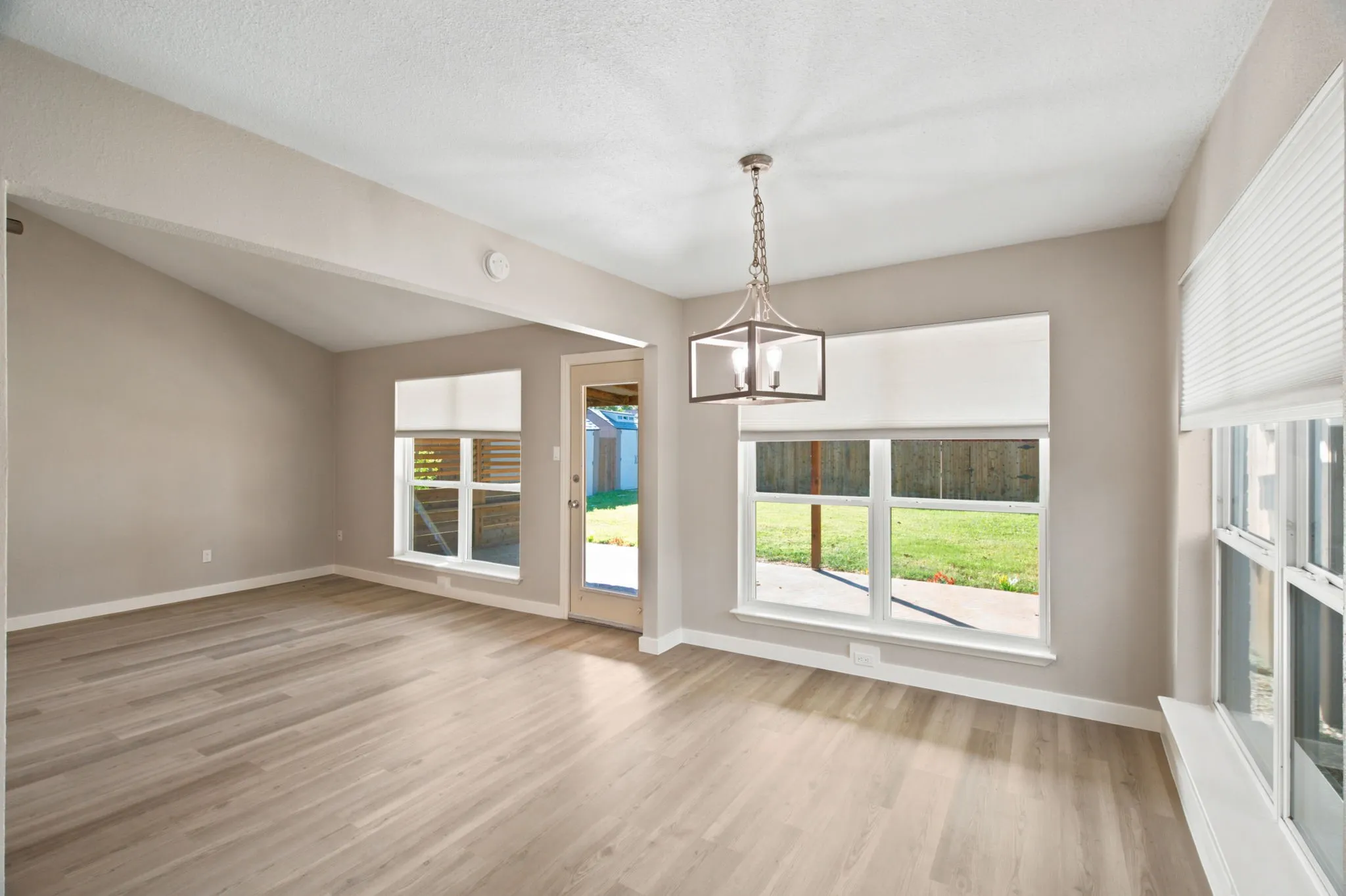 Single Family Residence For Sale in Dallas County , 1615 Roundrock Trail, Mesquite, Texas 75149, 4 Bedroom, 3 Bathroom, Garage spaces, 1,789 Sqft, built in 1978, mls#21275152, Real Estate Agent in Mesquite, Homes For Sale in Dallas county, Homes For Sale in Mesquite, Realtor in Mesquite Texas, Real Estate Brokerage Independent Realty Texas, Luminita Cordes Realtor