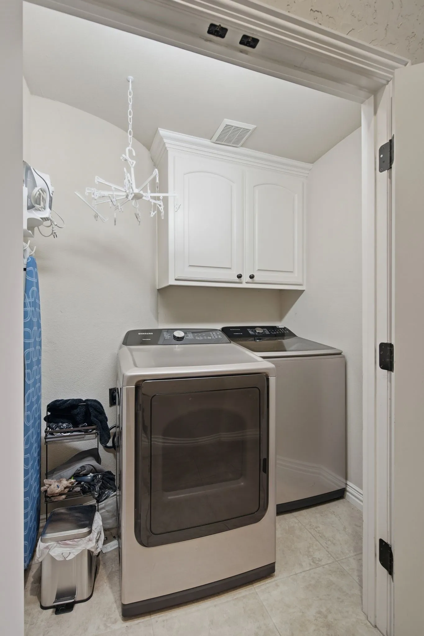 Townhouse For Sale in Dallas County , 728 Rockingham Drive, Irving, Texas 75063, 3 Bedroom, 3 Bathroom, 2 Garage spaces, 2,632 Sqft, built in 2006, mls#21328786, Real Estate Agent in Irving, Homes For Sale in Dallas county, Homes For Sale in Irving, Realtor in Irving Texas, Real Estate Brokerage Independent Realty Texas, Luminita Cordes Realtor