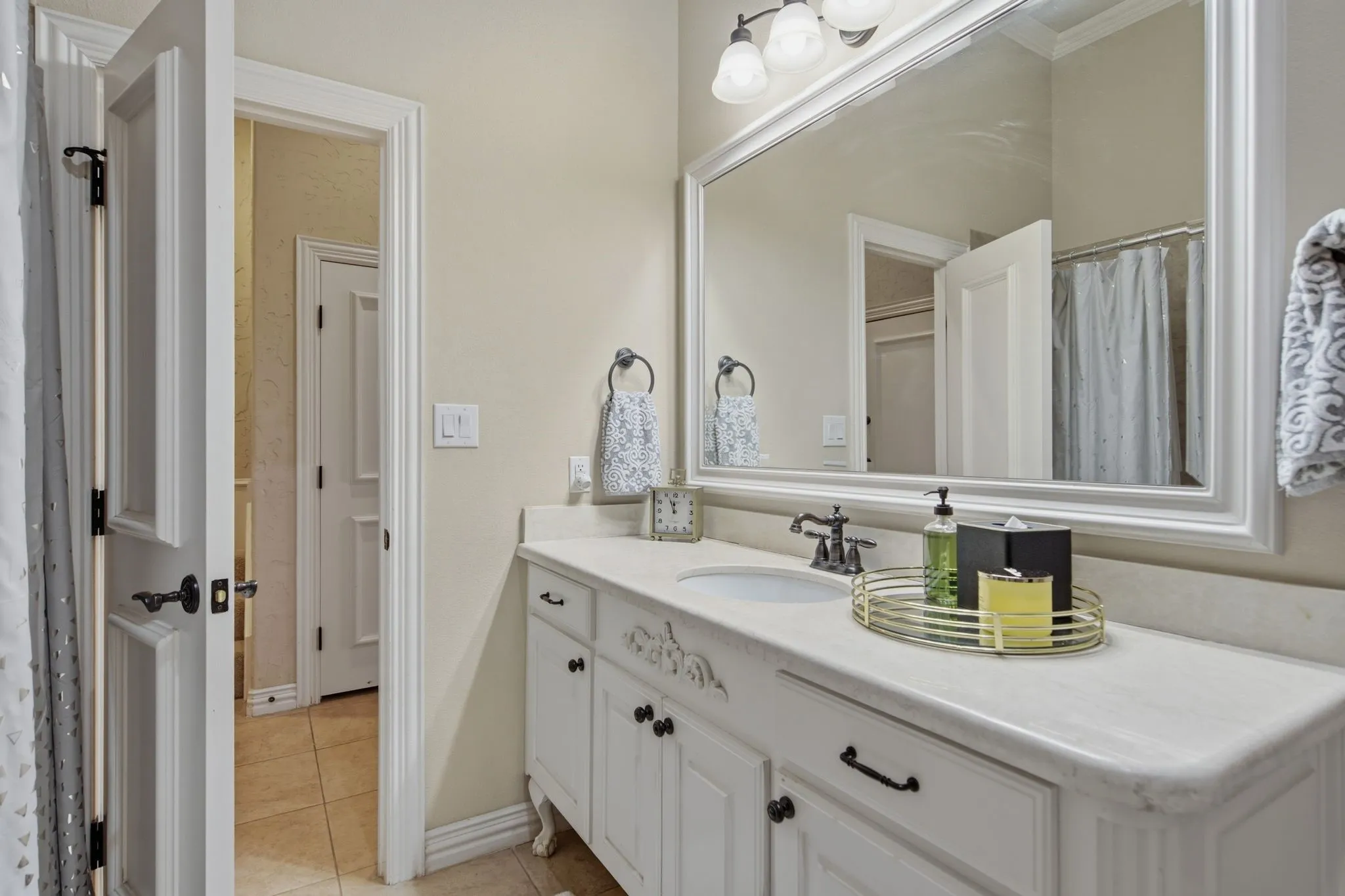 Townhouse For Sale in Dallas County , 728 Rockingham Drive, Irving, Texas 75063, 3 Bedroom, 3 Bathroom, 2 Garage spaces, 2,632 Sqft, built in 2006, mls#21328786, Real Estate Agent in Irving, Homes For Sale in Dallas county, Homes For Sale in Irving, Realtor in Irving Texas, Real Estate Brokerage Independent Realty Texas, Luminita Cordes Realtor