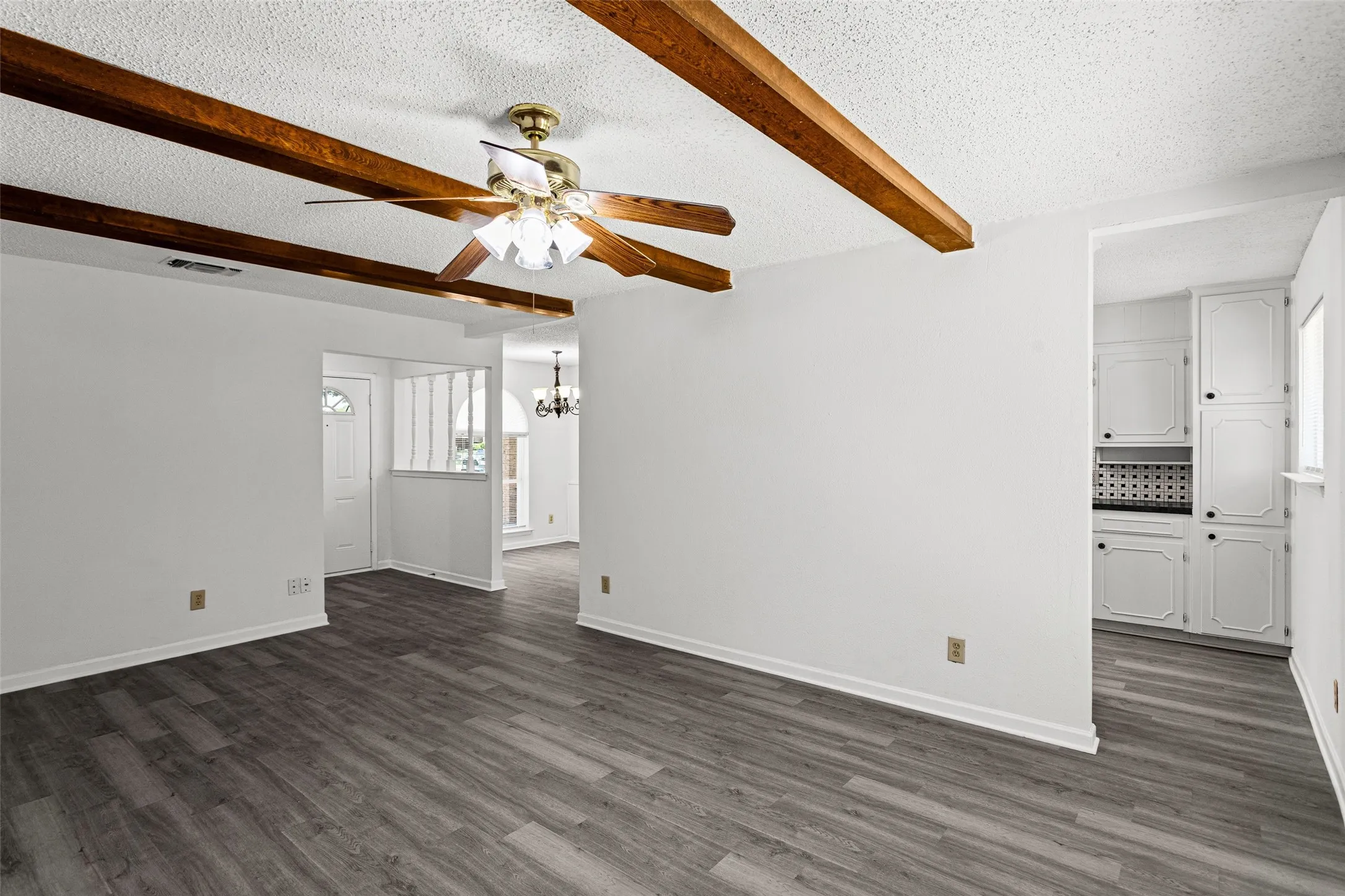 Single Family Residence For Sale in Tarrant County , 529 Georgetown Drive, Everman, Texas 76140, 3 Bedroom, 2 Bathroom, 2 Garage spaces, 1,369 Sqft, built in 1973, mls#21325098, Real Estate Agent in Everman, Homes For Sale in Tarrant county, Homes For Sale in Everman, Realtor in Everman Texas, Real Estate Brokerage Independent Realty Texas, Luminita Cordes Realtor
