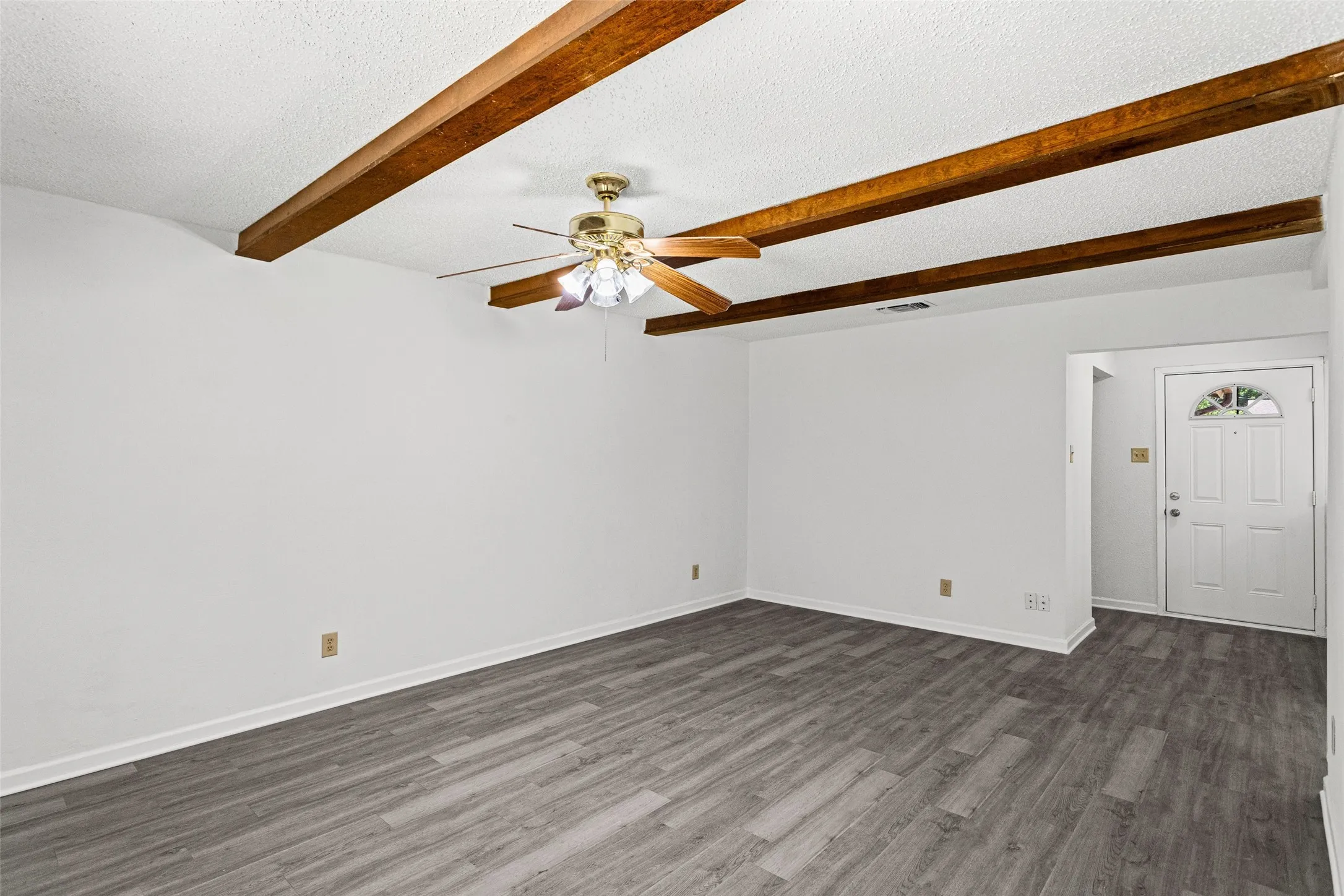 Single Family Residence For Sale in Tarrant County , 529 Georgetown Drive, Everman, Texas 76140, 3 Bedroom, 2 Bathroom, 2 Garage spaces, 1,369 Sqft, built in 1973, mls#21325098, Real Estate Agent in Everman, Homes For Sale in Tarrant county, Homes For Sale in Everman, Realtor in Everman Texas, Real Estate Brokerage Independent Realty Texas, Luminita Cordes Realtor