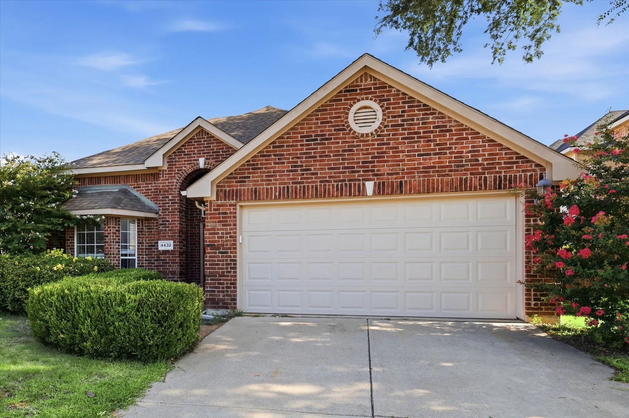 Single Family Residence For Sale in Denton County , 4432 Spanish Oak Circle, Corinth, Texas 76208, 3 Bedroom, 2 Bathroom, 2 Garage spaces, 2,052 Sqft, built in 1998, mls#21327038, Real Estate Agent in Corinth, Homes For Sale in Denton county, Homes For Sale in Corinth, Realtor in Corinth Texas, Real Estate Brokerage Independent Realty Texas, Luminita Cordes Realtor