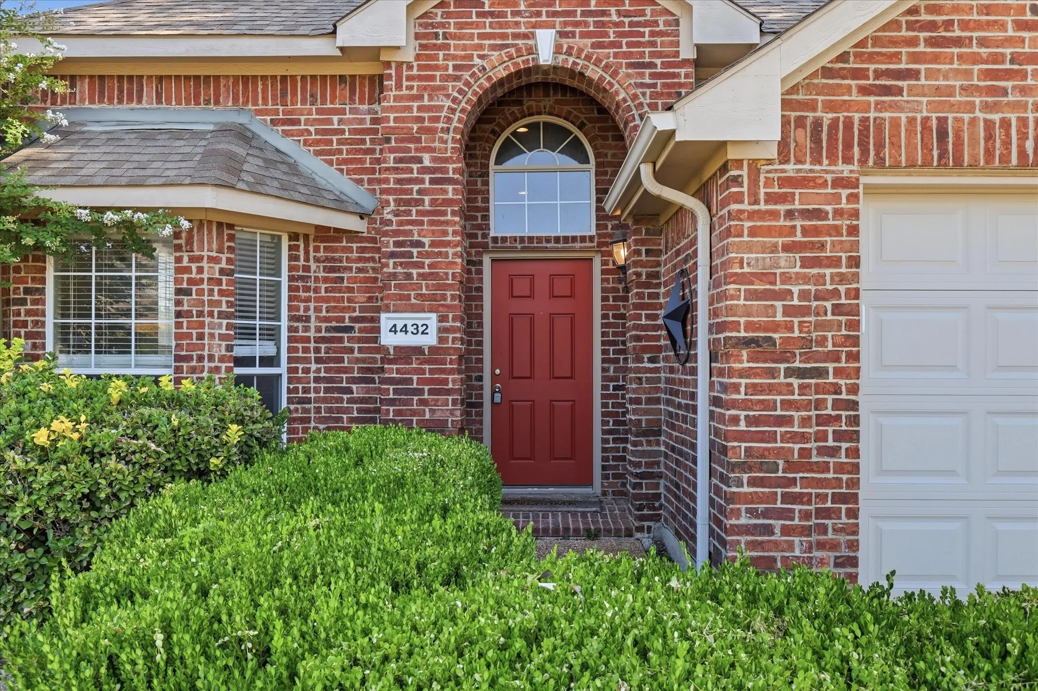 Single Family Residence For Sale in Denton County , 4432 Spanish Oak Circle, Corinth, Texas 76208, 3 Bedroom, 2 Bathroom, 2 Garage spaces, 2,052 Sqft, built in 1998, mls#21327038, Real Estate Agent in Corinth, Homes For Sale in Denton county, Homes For Sale in Corinth, Realtor in Corinth Texas, Real Estate Brokerage Independent Realty Texas, Luminita Cordes Realtor