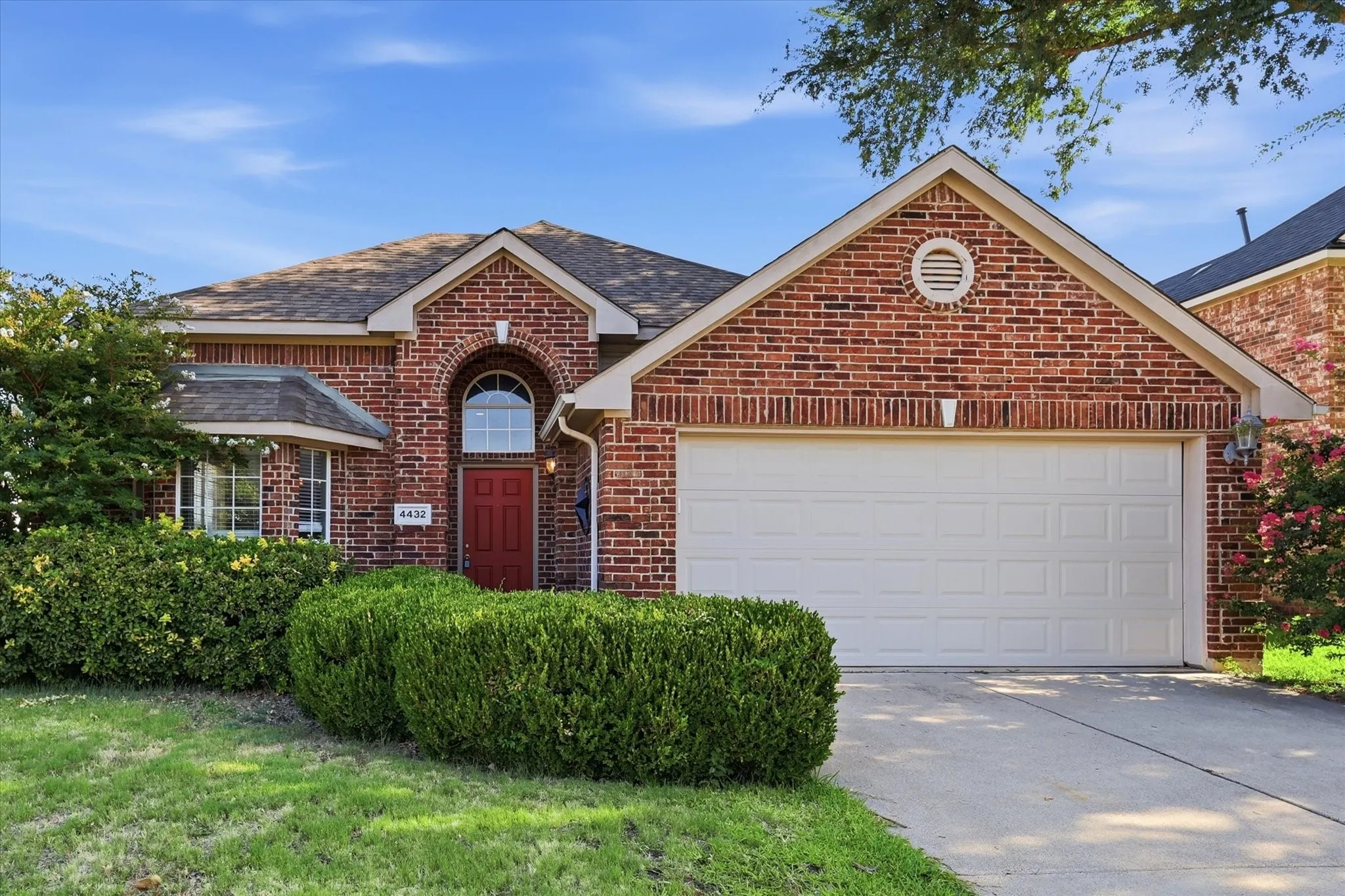 Single Family Residence For Sale in Denton County , 4432 Spanish Oak Circle, Corinth, Texas 76208, 3 Bedroom, 2 Bathroom, 2 Garage spaces, 2,052 Sqft, built in 1998, mls#21327038, Real Estate Agent in Corinth, Homes For Sale in Denton county, Homes For Sale in Corinth, Realtor in Corinth Texas, Real Estate Brokerage Independent Realty Texas, Luminita Cordes Realtor