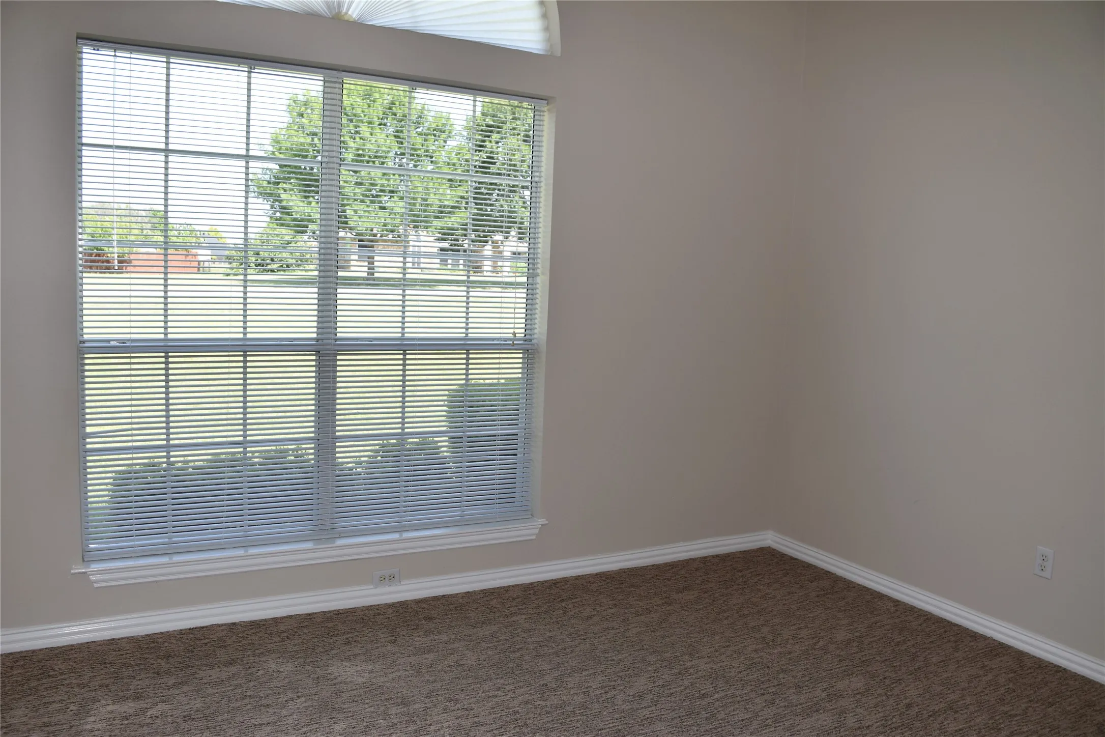Single Family Residence For Sale in Ellis County , 4017 Windmill Ridge Circle, Red Oak, Texas 75154, 4 Bedroom, 3 Bathroom, 2 Garage spaces, 2,191 Sqft, built in 1997, mls#21316183, Real Estate Agent in Red Oak, Homes For Sale in Ellis county, Homes For Sale in Red Oak, Realtor in Red Oak Texas, Real Estate Brokerage Independent Realty Texas, Luminita Cordes Realtor