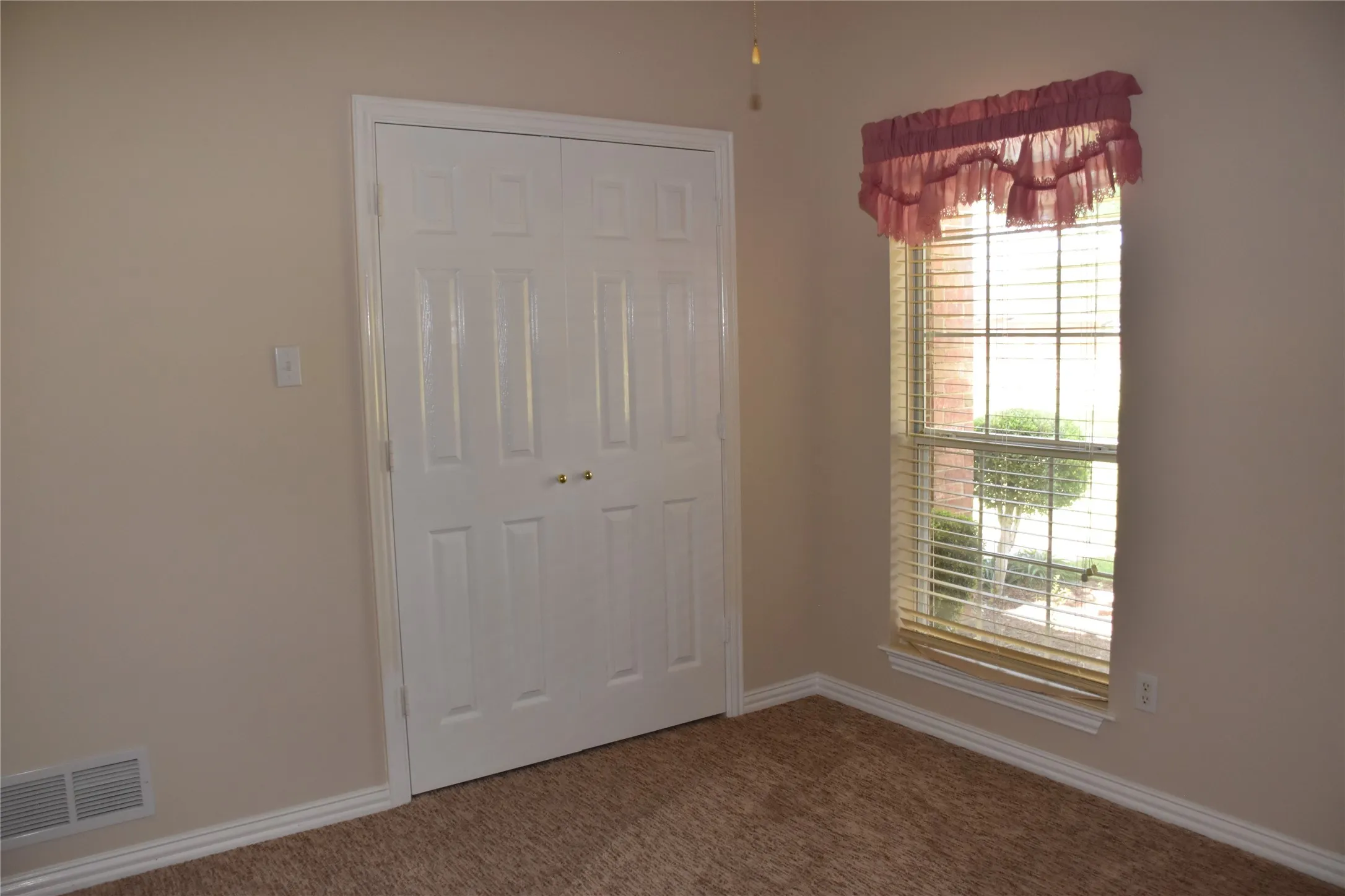 Single Family Residence For Sale in Ellis County , 4017 Windmill Ridge Circle, Red Oak, Texas 75154, 4 Bedroom, 3 Bathroom, 2 Garage spaces, 2,191 Sqft, built in 1997, mls#21316183, Real Estate Agent in Red Oak, Homes For Sale in Ellis county, Homes For Sale in Red Oak, Realtor in Red Oak Texas, Real Estate Brokerage Independent Realty Texas, Luminita Cordes Realtor