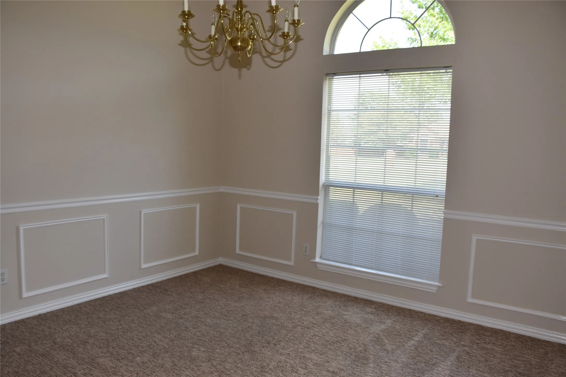 Single Family Residence For Sale in Ellis County , 4017 Windmill Ridge Circle, Red Oak, Texas 75154, 4 Bedroom, 3 Bathroom, 2 Garage spaces, 2,191 Sqft, built in 1997, mls#21316183, Real Estate Agent in Red Oak, Homes For Sale in Ellis county, Homes For Sale in Red Oak, Realtor in Red Oak Texas, Real Estate Brokerage Independent Realty Texas, Luminita Cordes Realtor
