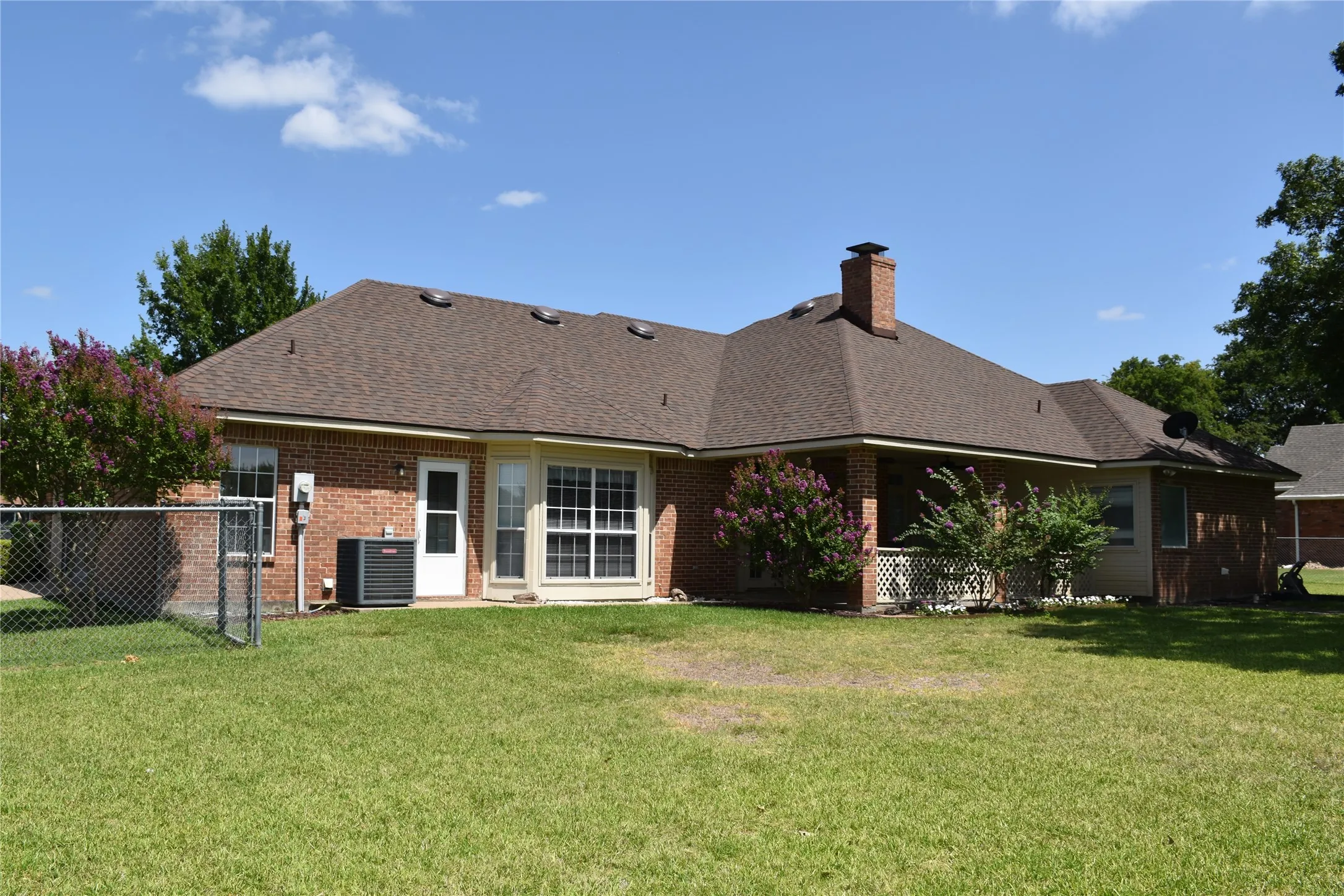 Single Family Residence For Sale in Ellis County , 4017 Windmill Ridge Circle, Red Oak, Texas 75154, 4 Bedroom, 3 Bathroom, 2 Garage spaces, 2,191 Sqft, built in 1997, mls#21316183, Real Estate Agent in Red Oak, Homes For Sale in Ellis county, Homes For Sale in Red Oak, Realtor in Red Oak Texas, Real Estate Brokerage Independent Realty Texas, Luminita Cordes Realtor