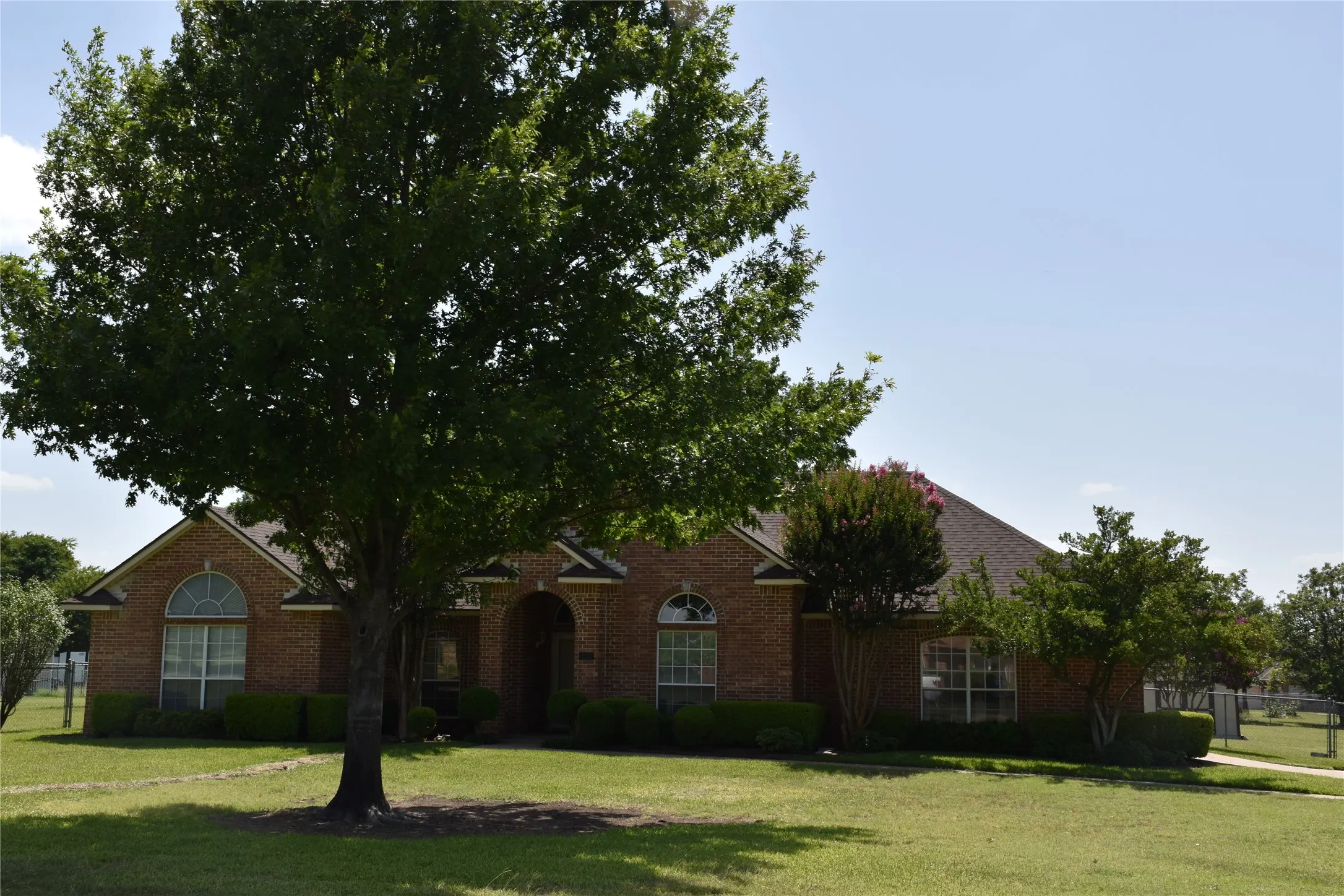 Single Family Residence For Sale in Ellis County , 4017 Windmill Ridge Circle, Red Oak, Texas 75154, 4 Bedroom, 3 Bathroom, 2 Garage spaces, 2,191 Sqft, built in 1997, mls#21316183, Real Estate Agent in Red Oak, Homes For Sale in Ellis county, Homes For Sale in Red Oak, Realtor in Red Oak Texas, Real Estate Brokerage Independent Realty Texas, Luminita Cordes Realtor