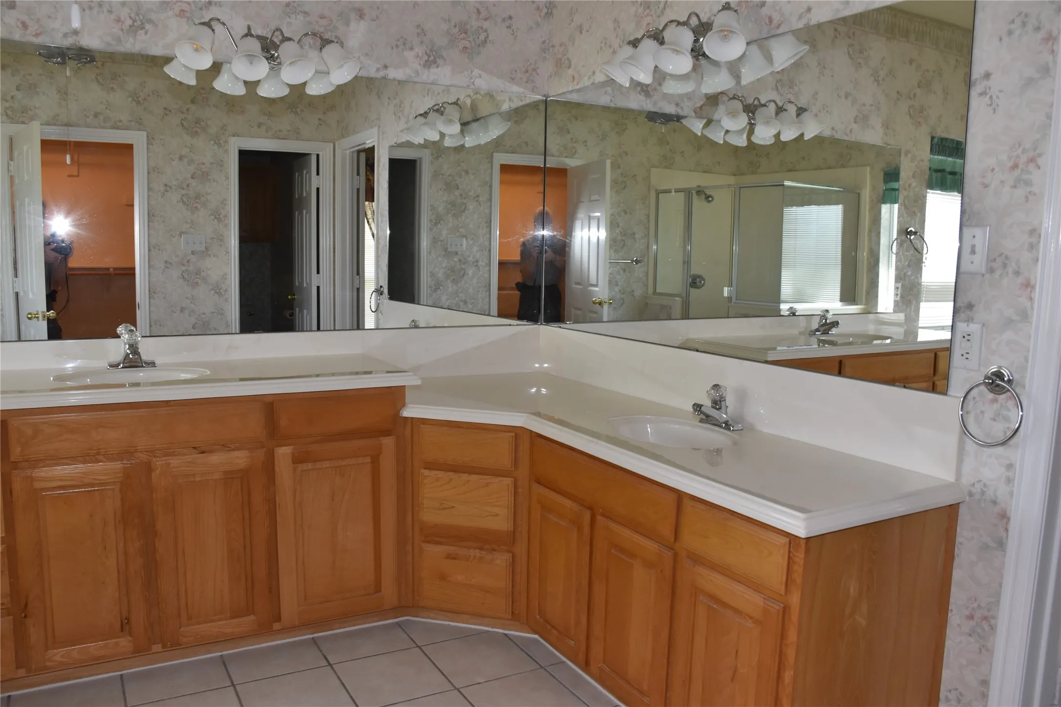 Single Family Residence For Sale in Ellis County , 4017 Windmill Ridge Circle, Red Oak, Texas 75154, 4 Bedroom, 3 Bathroom, 2 Garage spaces, 2,191 Sqft, built in 1997, mls#21316183, Real Estate Agent in Red Oak, Homes For Sale in Ellis county, Homes For Sale in Red Oak, Realtor in Red Oak Texas, Real Estate Brokerage Independent Realty Texas, Luminita Cordes Realtor