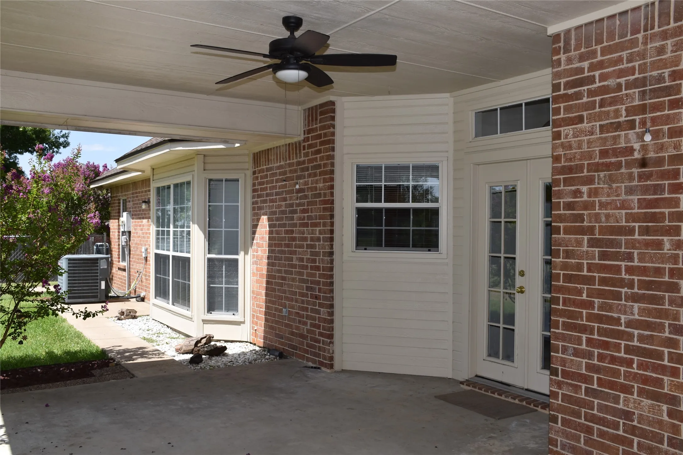 Single Family Residence For Sale in Ellis County , 4017 Windmill Ridge Circle, Red Oak, Texas 75154, 4 Bedroom, 3 Bathroom, 2 Garage spaces, 2,191 Sqft, built in 1997, mls#21316183, Real Estate Agent in Red Oak, Homes For Sale in Ellis county, Homes For Sale in Red Oak, Realtor in Red Oak Texas, Real Estate Brokerage Independent Realty Texas, Luminita Cordes Realtor