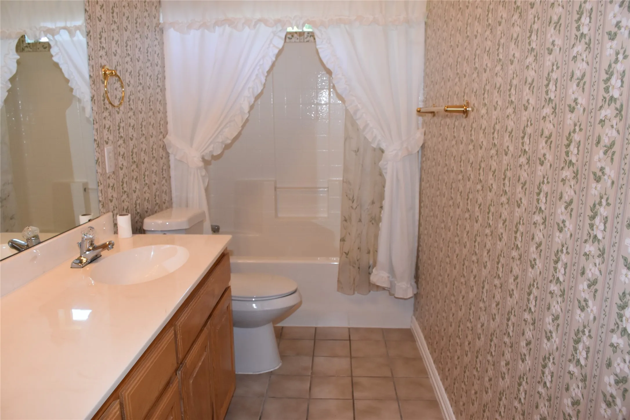 Single Family Residence For Sale in Ellis County , 4017 Windmill Ridge Circle, Red Oak, Texas 75154, 4 Bedroom, 3 Bathroom, 2 Garage spaces, 2,191 Sqft, built in 1997, mls#21316183, Real Estate Agent in Red Oak, Homes For Sale in Ellis county, Homes For Sale in Red Oak, Realtor in Red Oak Texas, Real Estate Brokerage Independent Realty Texas, Luminita Cordes Realtor