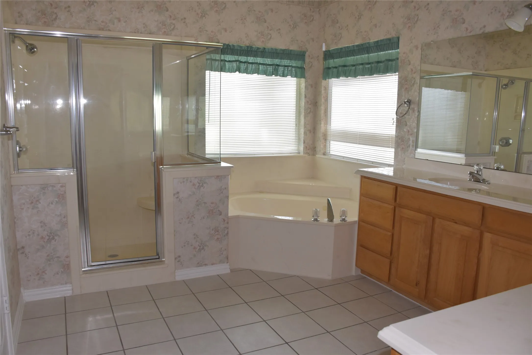 Single Family Residence For Sale in Ellis County , 4017 Windmill Ridge Circle, Red Oak, Texas 75154, 4 Bedroom, 3 Bathroom, 2 Garage spaces, 2,191 Sqft, built in 1997, mls#21316183, Real Estate Agent in Red Oak, Homes For Sale in Ellis county, Homes For Sale in Red Oak, Realtor in Red Oak Texas, Real Estate Brokerage Independent Realty Texas, Luminita Cordes Realtor