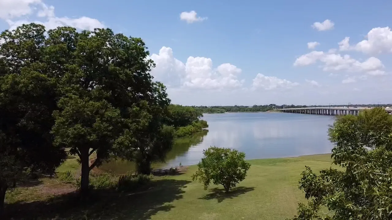 Single Family Residence For Sale in Denton County , 125 Lewis Drive, Little Elm, Texas 75068, 3 Bedroom, 2 Bathroom, Garage spaces, 2,000 Sqft, built in 1976, mls#21332481, Real Estate Agent in Little Elm, Homes For Sale in Denton county, Homes For Sale in Little Elm, Realtor in Little Elm Texas, Real Estate Brokerage Independent Realty Texas, Luminita Cordes Realtor