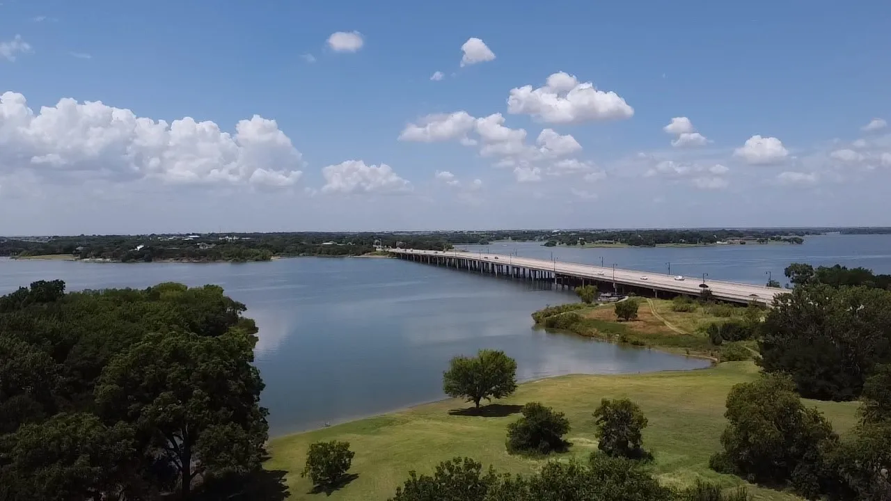 Single Family Residence For Sale in Denton County , 125 Lewis Drive, Little Elm, Texas 75068, 3 Bedroom, 2 Bathroom, Garage spaces, 2,000 Sqft, built in 1976, mls#21332481, Real Estate Agent in Little Elm, Homes For Sale in Denton county, Homes For Sale in Little Elm, Realtor in Little Elm Texas, Real Estate Brokerage Independent Realty Texas, Luminita Cordes Realtor