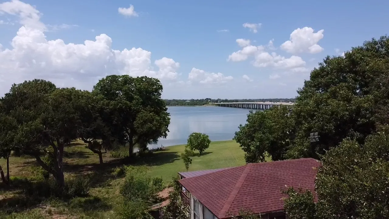 Single Family Residence For Sale in Denton County , 125 Lewis Drive, Little Elm, Texas 75068, 3 Bedroom, 2 Bathroom, Garage spaces, 2,000 Sqft, built in 1976, mls#21332481, Real Estate Agent in Little Elm, Homes For Sale in Denton county, Homes For Sale in Little Elm, Realtor in Little Elm Texas, Real Estate Brokerage Independent Realty Texas, Luminita Cordes Realtor