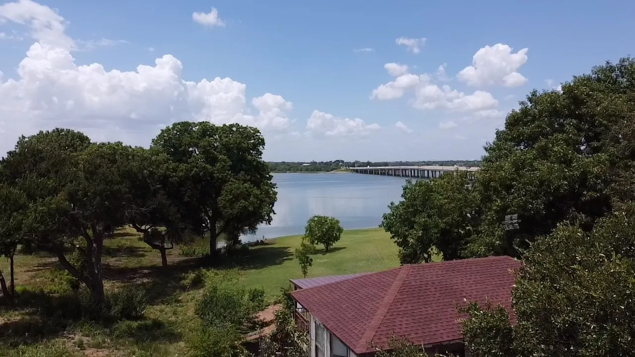Single Family Residence For Sale in Denton County , 125 Lewis Drive, Little Elm, Texas 75068, 3 Bedroom, 2 Bathroom, Garage spaces, 2,000 Sqft, built in 1976, mls#21332481, Real Estate Agent in Little Elm, Homes For Sale in Denton county, Homes For Sale in Little Elm, Realtor in Little Elm Texas, Real Estate Brokerage Independent Realty Texas, Luminita Cordes Realtor