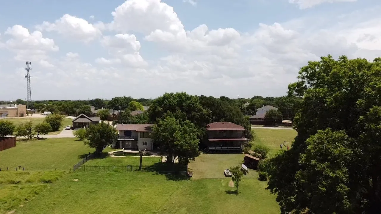 Single Family Residence For Sale in Denton County , 125 Lewis Drive, Little Elm, Texas 75068, 3 Bedroom, 2 Bathroom, Garage spaces, 2,000 Sqft, built in 1976, mls#21332481, Real Estate Agent in Little Elm, Homes For Sale in Denton county, Homes For Sale in Little Elm, Realtor in Little Elm Texas, Real Estate Brokerage Independent Realty Texas, Luminita Cordes Realtor
