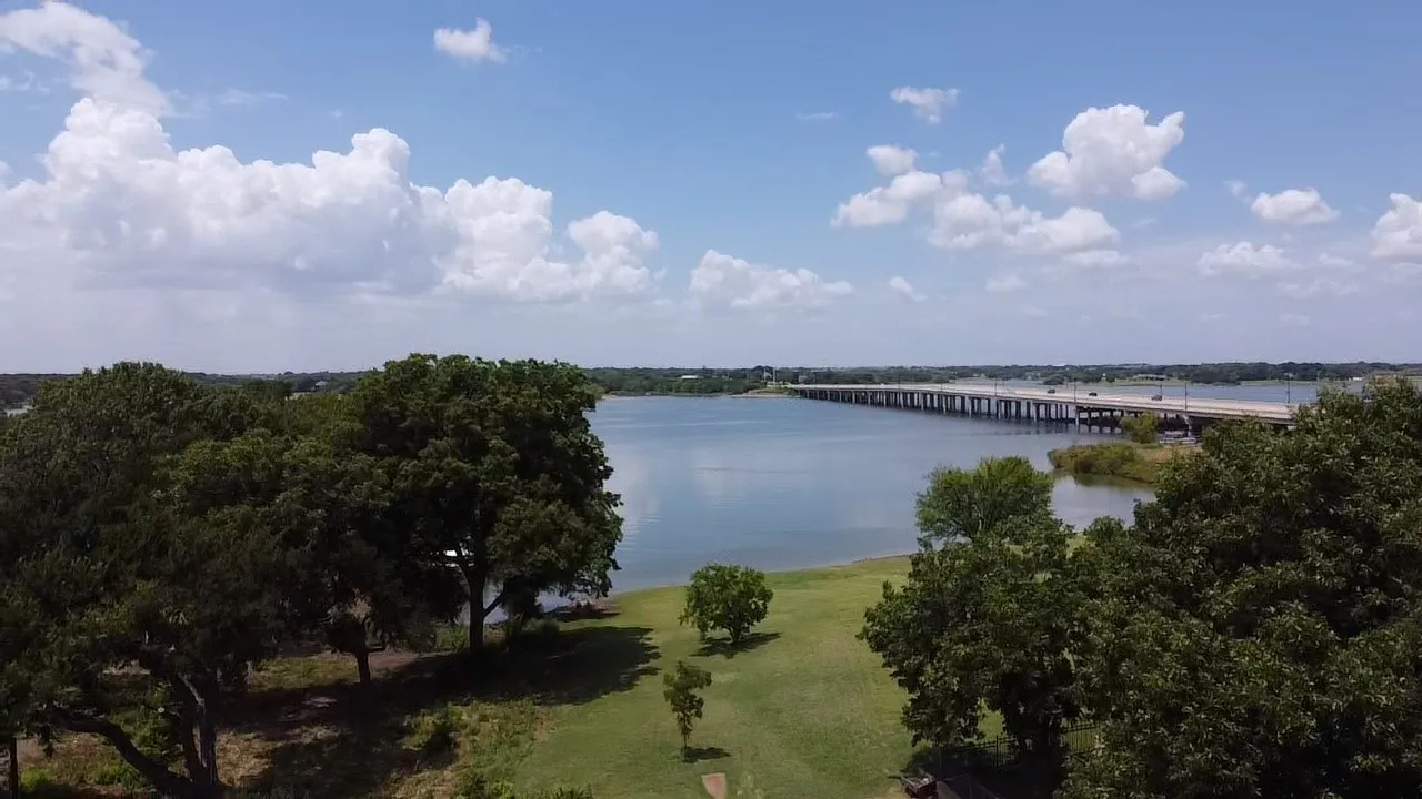 Single Family Residence For Sale in Denton County , 125 Lewis Drive, Little Elm, Texas 75068, 3 Bedroom, 2 Bathroom, Garage spaces, 2,000 Sqft, built in 1976, mls#21332481, Real Estate Agent in Little Elm, Homes For Sale in Denton county, Homes For Sale in Little Elm, Realtor in Little Elm Texas, Real Estate Brokerage Independent Realty Texas, Luminita Cordes Realtor
