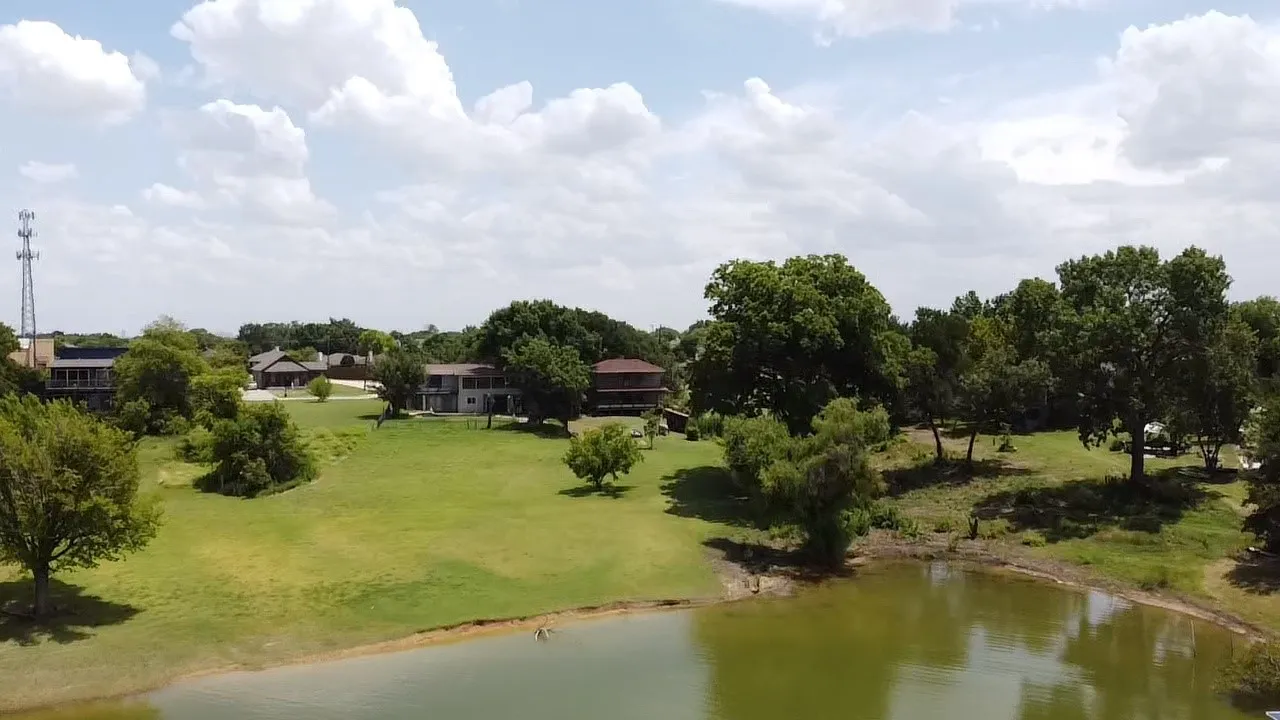 Single Family Residence For Sale in Denton County , 125 Lewis Drive, Little Elm, Texas 75068, 3 Bedroom, 2 Bathroom, Garage spaces, 2,000 Sqft, built in 1976, mls#21332481, Real Estate Agent in Little Elm, Homes For Sale in Denton county, Homes For Sale in Little Elm, Realtor in Little Elm Texas, Real Estate Brokerage Independent Realty Texas, Luminita Cordes Realtor