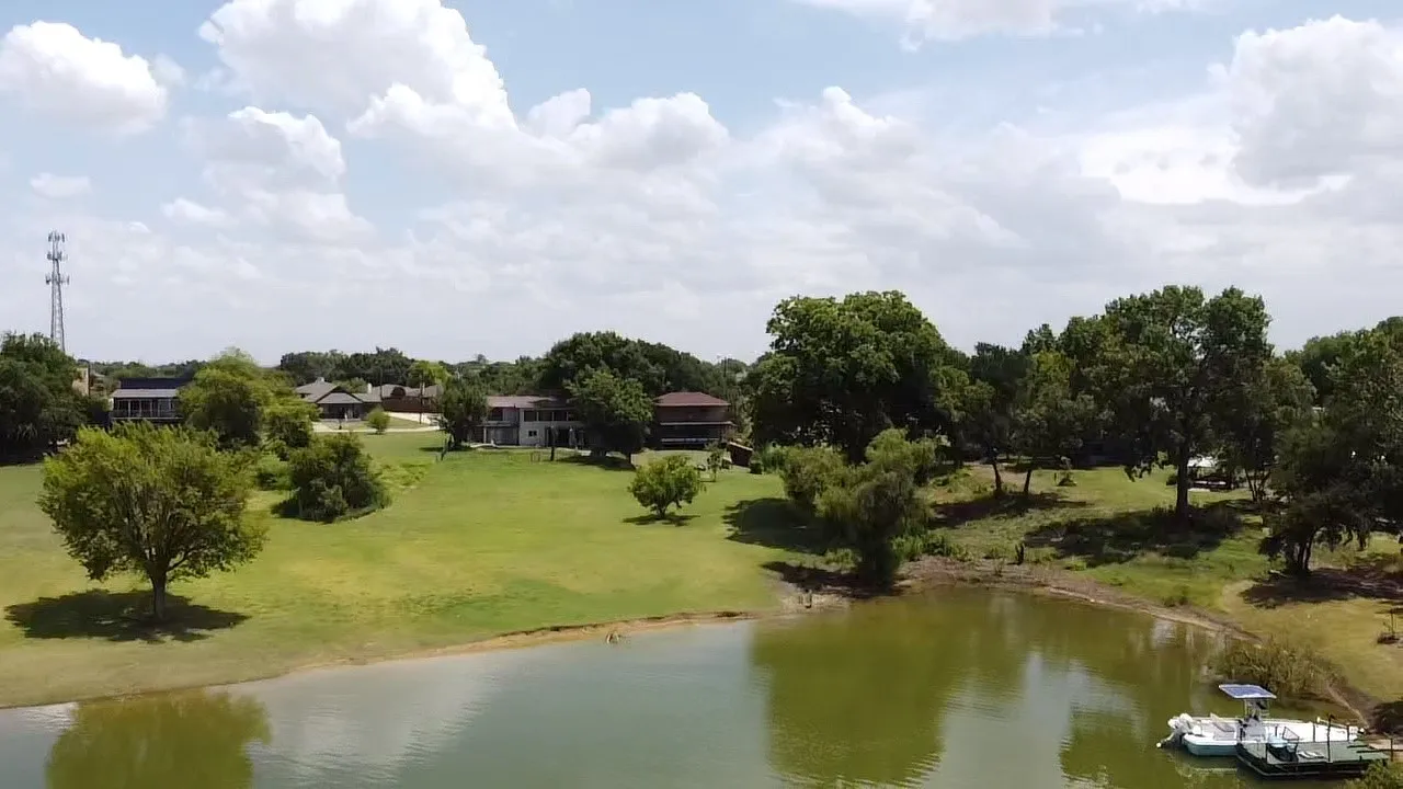 Single Family Residence For Sale in Denton County , 125 Lewis Drive, Little Elm, Texas 75068, 3 Bedroom, 2 Bathroom, Garage spaces, 2,000 Sqft, built in 1976, mls#21332481, Real Estate Agent in Little Elm, Homes For Sale in Denton county, Homes For Sale in Little Elm, Realtor in Little Elm Texas, Real Estate Brokerage Independent Realty Texas, Luminita Cordes Realtor