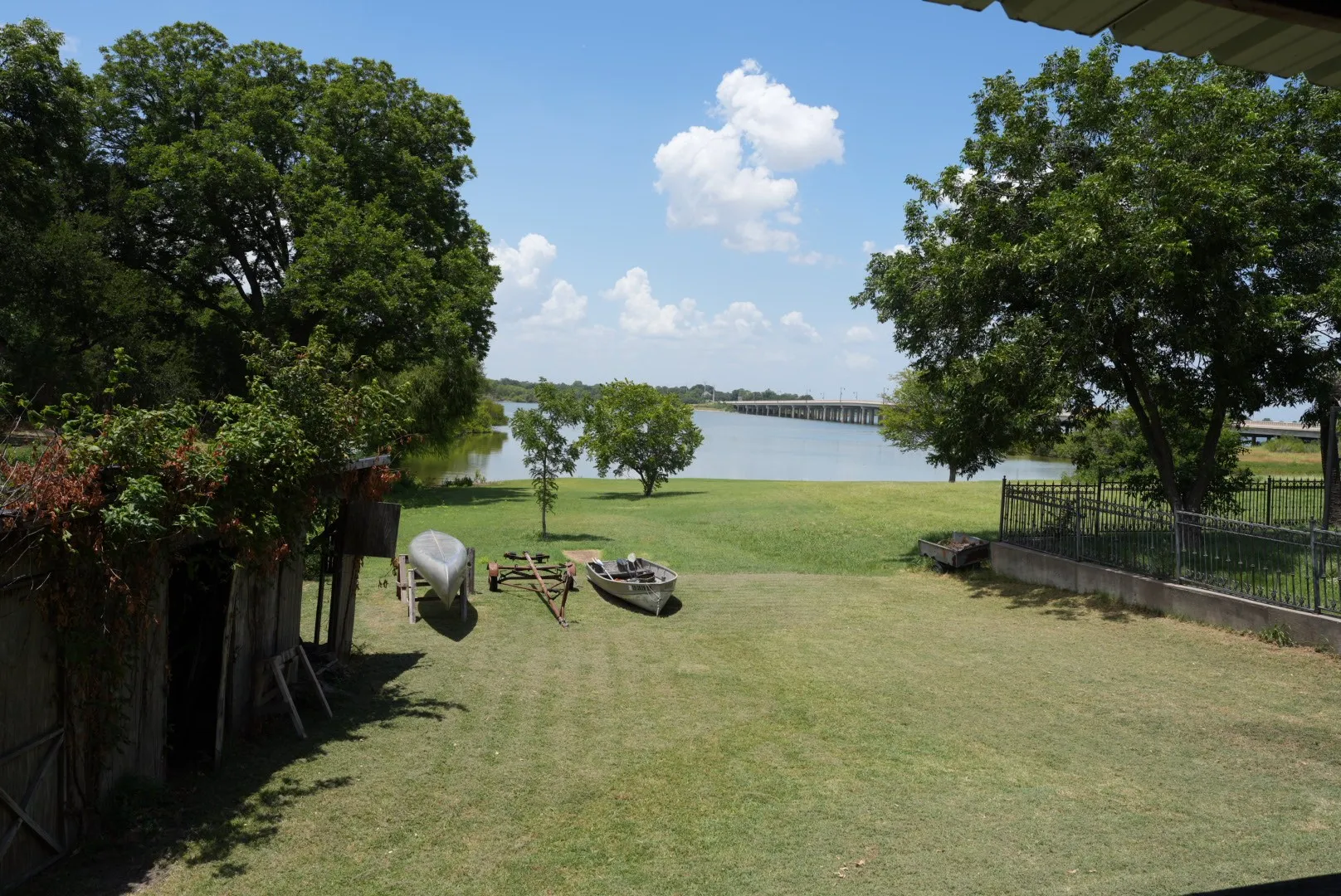 Single Family Residence For Sale in Denton County , 125 Lewis Drive, Little Elm, Texas 75068, 3 Bedroom, 2 Bathroom, Garage spaces, 2,000 Sqft, built in 1976, mls#21332481, Real Estate Agent in Little Elm, Homes For Sale in Denton county, Homes For Sale in Little Elm, Realtor in Little Elm Texas, Real Estate Brokerage Independent Realty Texas, Luminita Cordes Realtor
