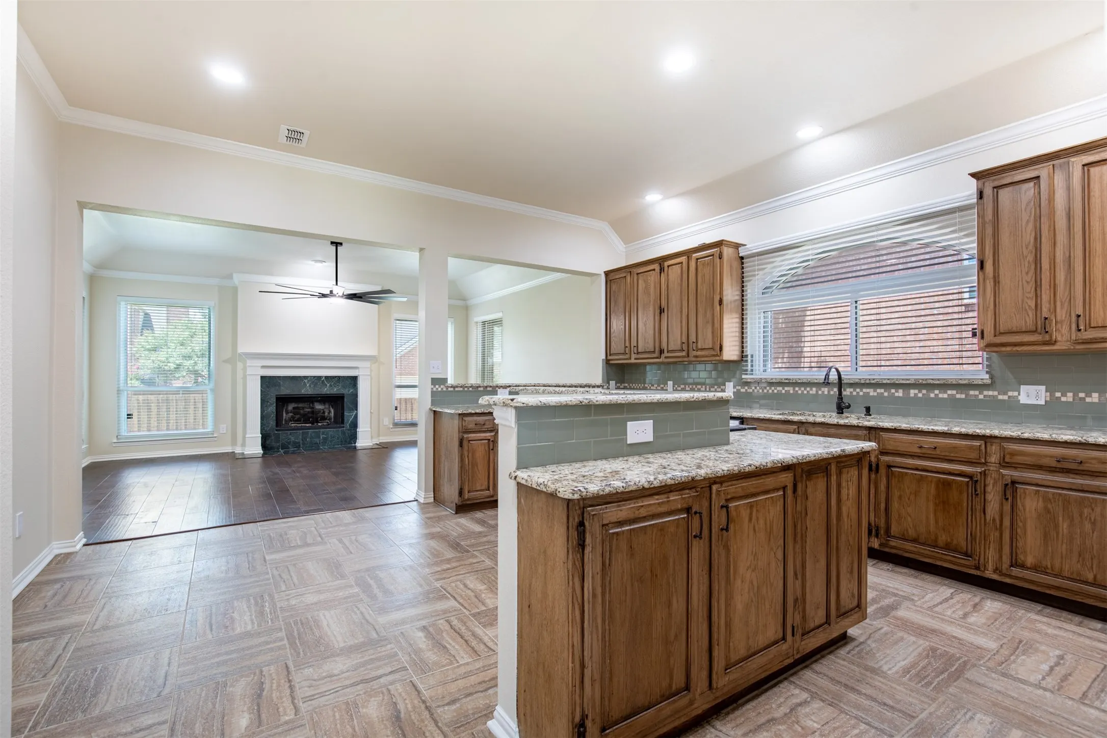 Kitchen features breakfast area.