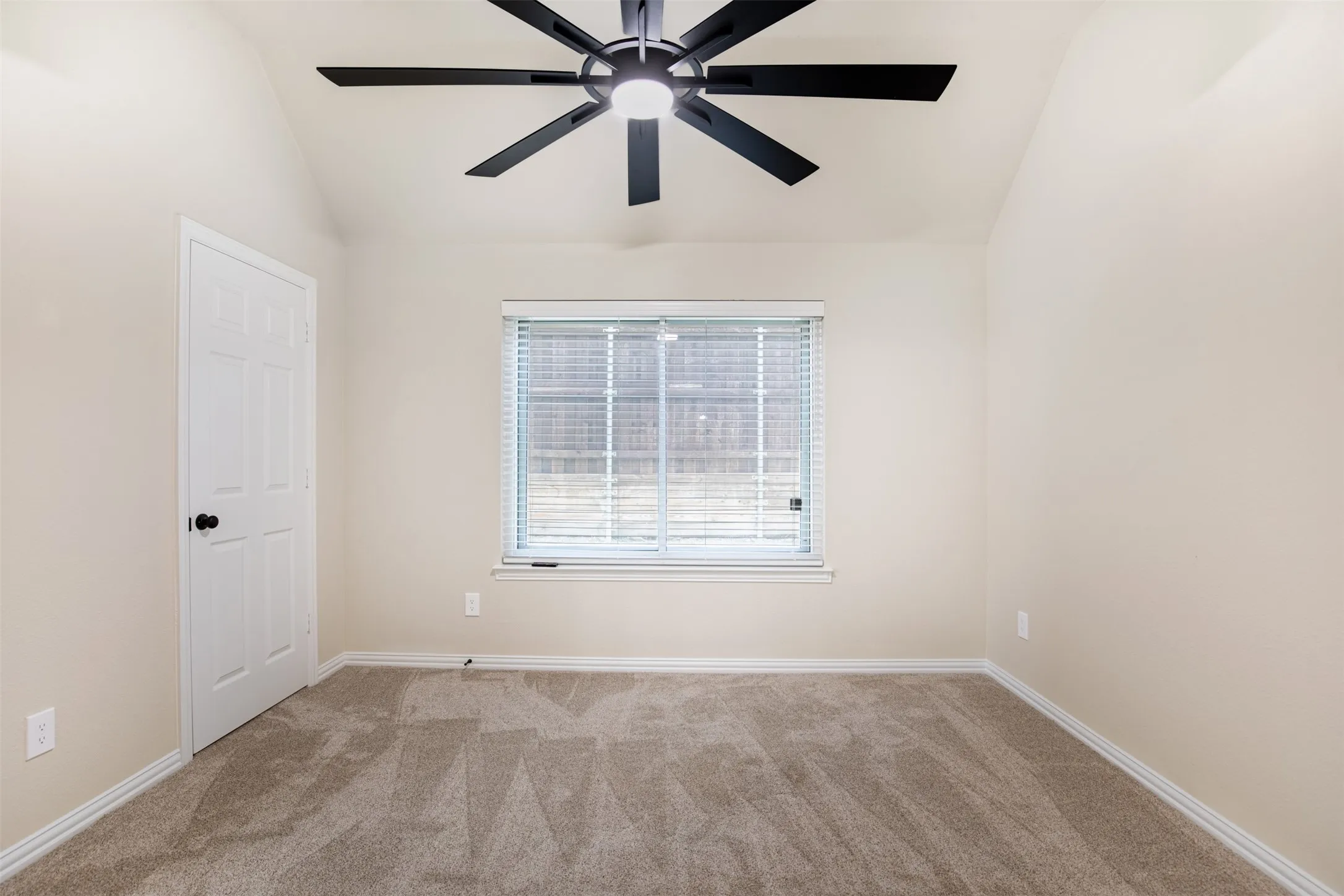 Secondary bedroom with ceiling fan.