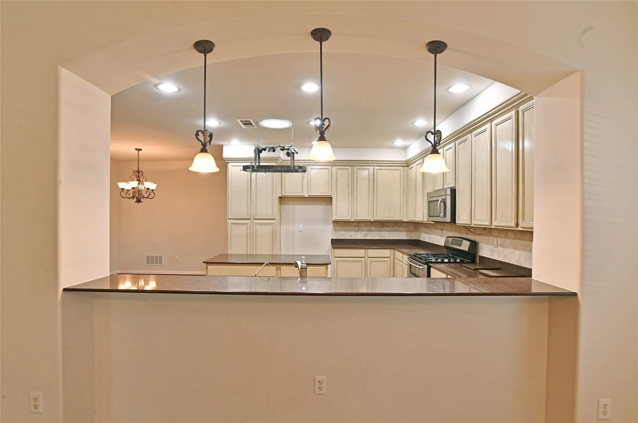 Single Family Residence For Sale in Denton County , 10016 Edmondson Drive, Denton, Texas 76207, 3 Bedroom, 3 Bathroom, 2 Garage spaces, 2,609 Sqft, built in 2006, mls#21332528, Real Estate Agent in Denton, Homes For Sale in Denton county, Homes For Sale in Denton, Realtor in Denton Texas, Real Estate Brokerage Independent Realty Texas, Luminita Cordes Realtor