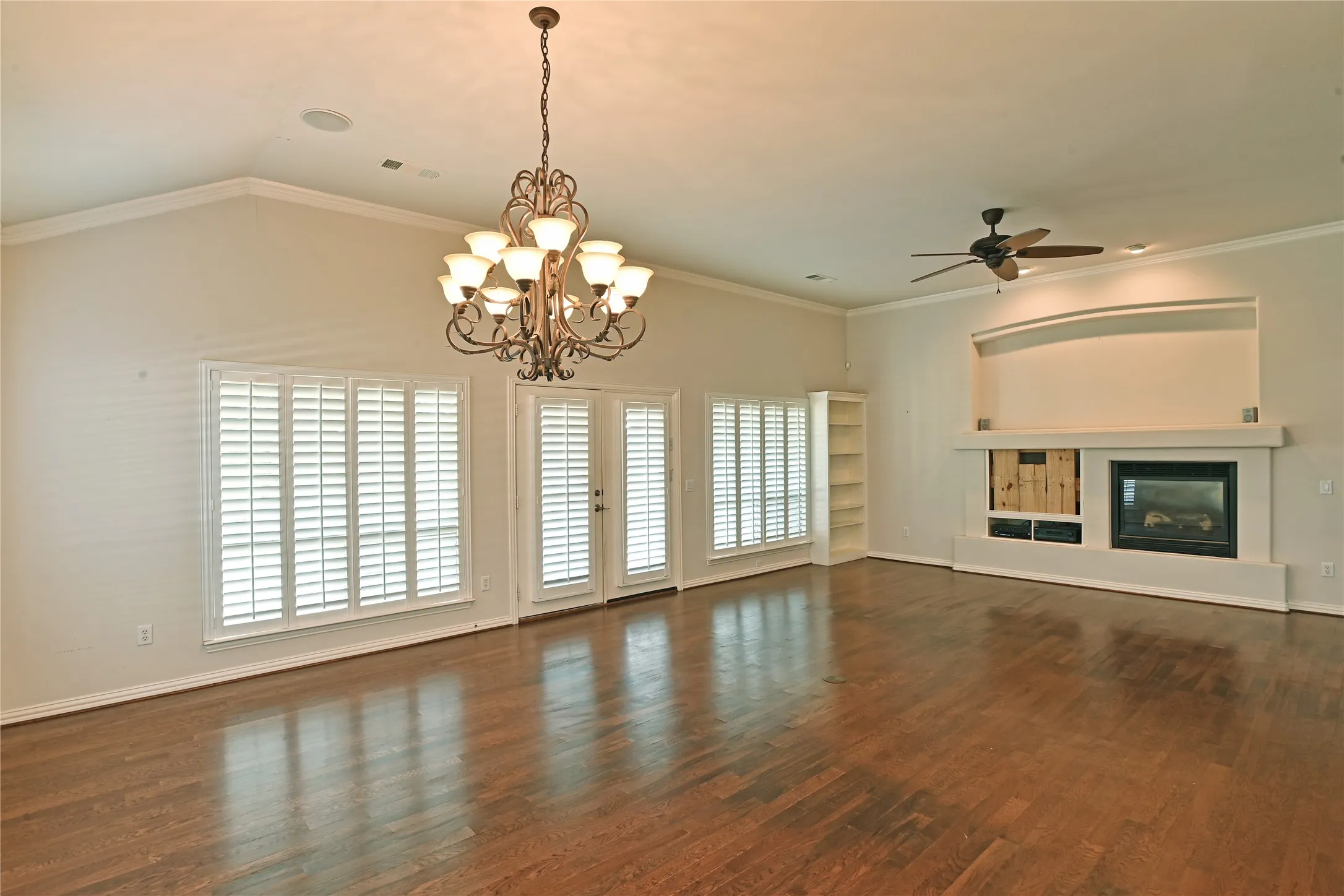 Single Family Residence For Sale in Denton County , 10016 Edmondson Drive, Denton, Texas 76207, 3 Bedroom, 3 Bathroom, 2 Garage spaces, 2,609 Sqft, built in 2006, mls#21332528, Real Estate Agent in Denton, Homes For Sale in Denton county, Homes For Sale in Denton, Realtor in Denton Texas, Real Estate Brokerage Independent Realty Texas, Luminita Cordes Realtor