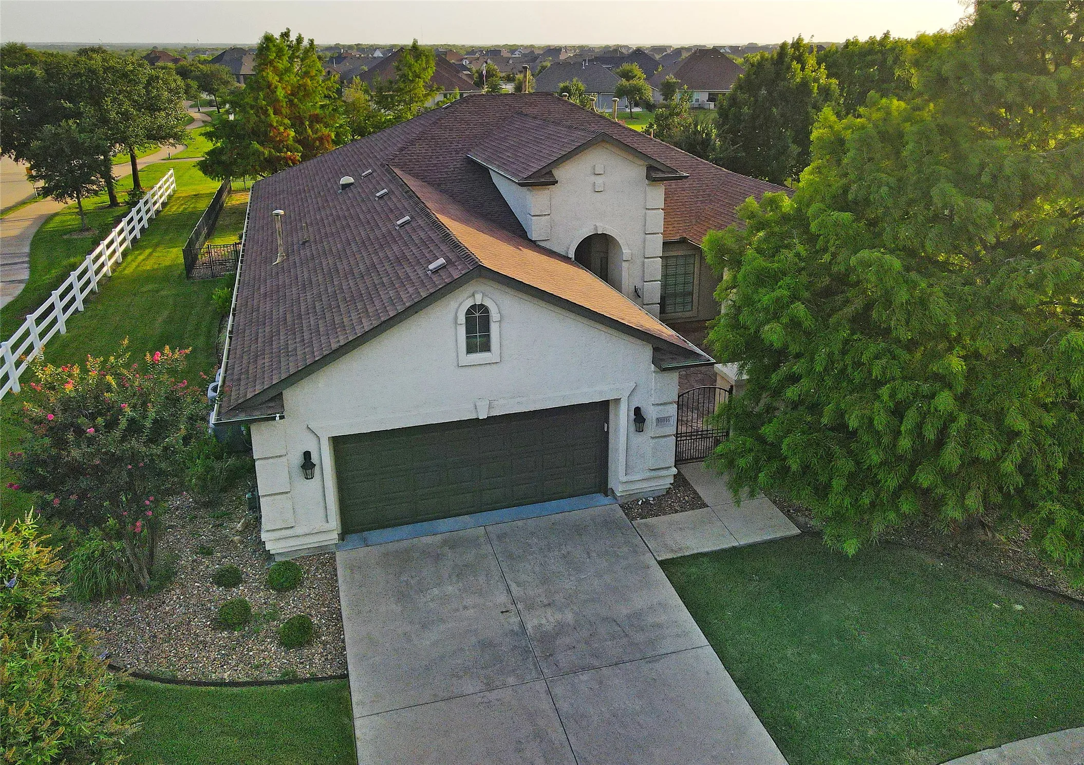Single Family Residence For Sale in Denton County , 10016 Edmondson Drive, Denton, Texas 76207, 3 Bedroom, 3 Bathroom, 2 Garage spaces, 2,609 Sqft, built in 2006, mls#21332528, Real Estate Agent in Denton, Homes For Sale in Denton county, Homes For Sale in Denton, Realtor in Denton Texas, Real Estate Brokerage Independent Realty Texas, Luminita Cordes Realtor