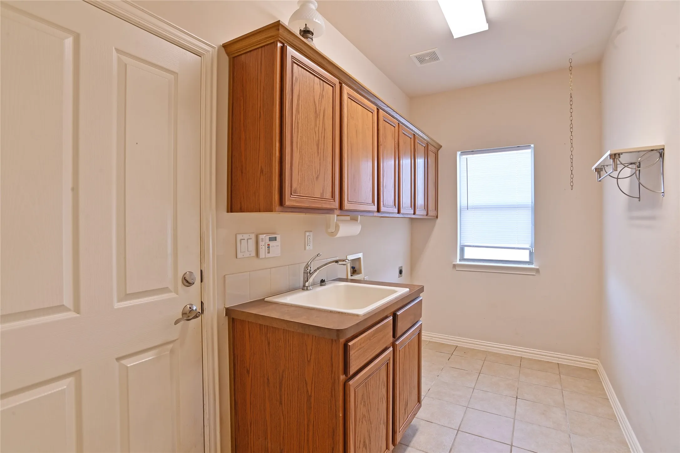 Single Family Residence For Sale in Denton County , 10016 Edmondson Drive, Denton, Texas 76207, 3 Bedroom, 3 Bathroom, 2 Garage spaces, 2,609 Sqft, built in 2006, mls#21332528, Real Estate Agent in Denton, Homes For Sale in Denton county, Homes For Sale in Denton, Realtor in Denton Texas, Real Estate Brokerage Independent Realty Texas, Luminita Cordes Realtor